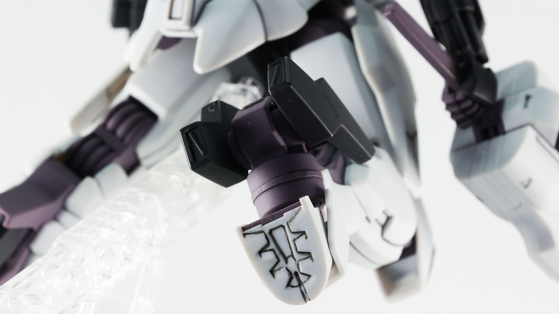 つま先は馬の蹄、足裏は馬蹄形のモールドとなっています