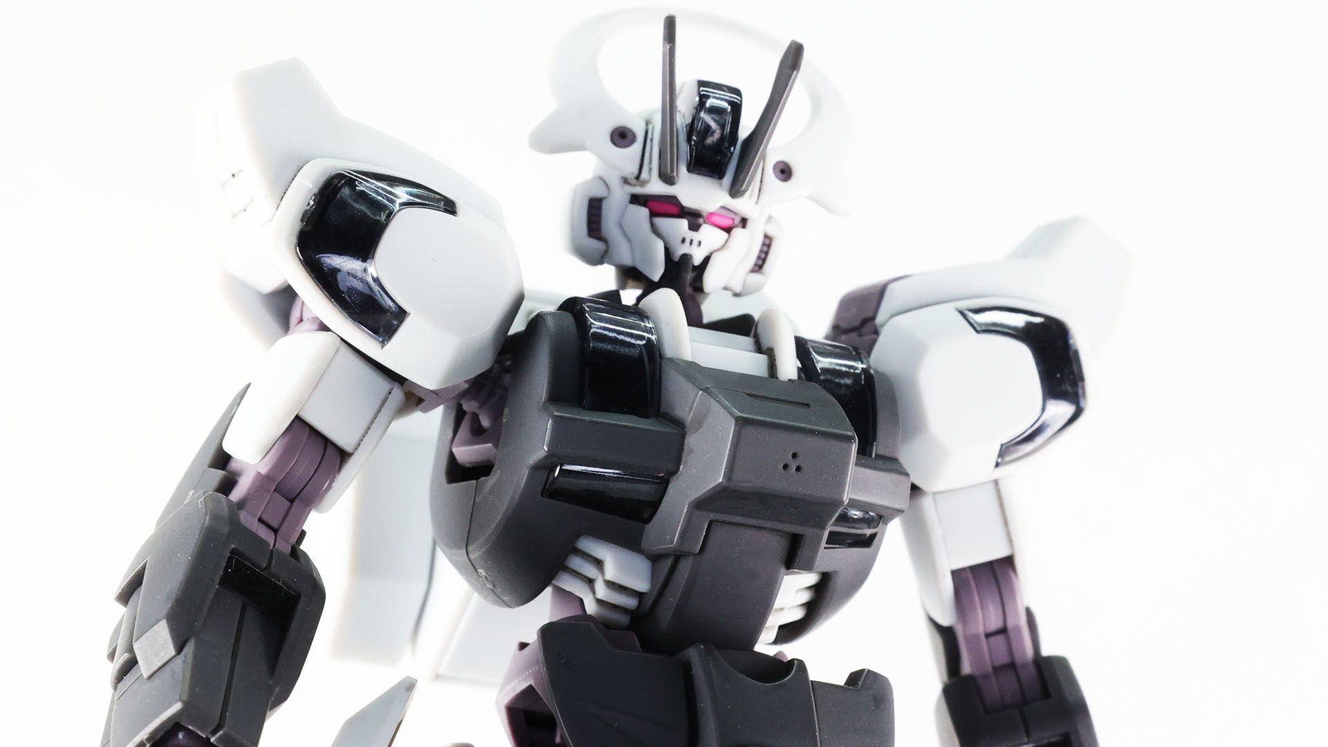 腹部、コクピットハッチの左右にダクトを備えています