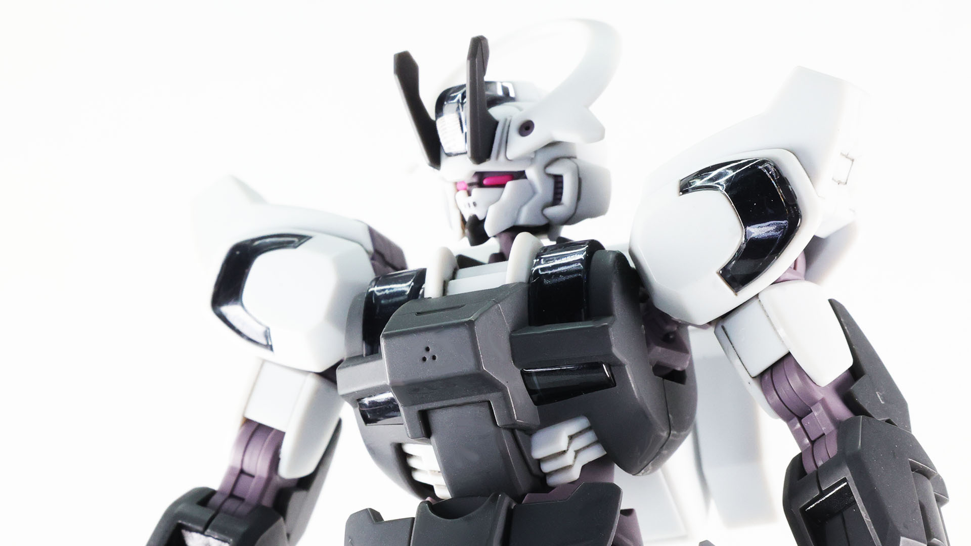 頭部の額から出ているブレードアンテナはガンビットへの指示を効率的に行えそうです