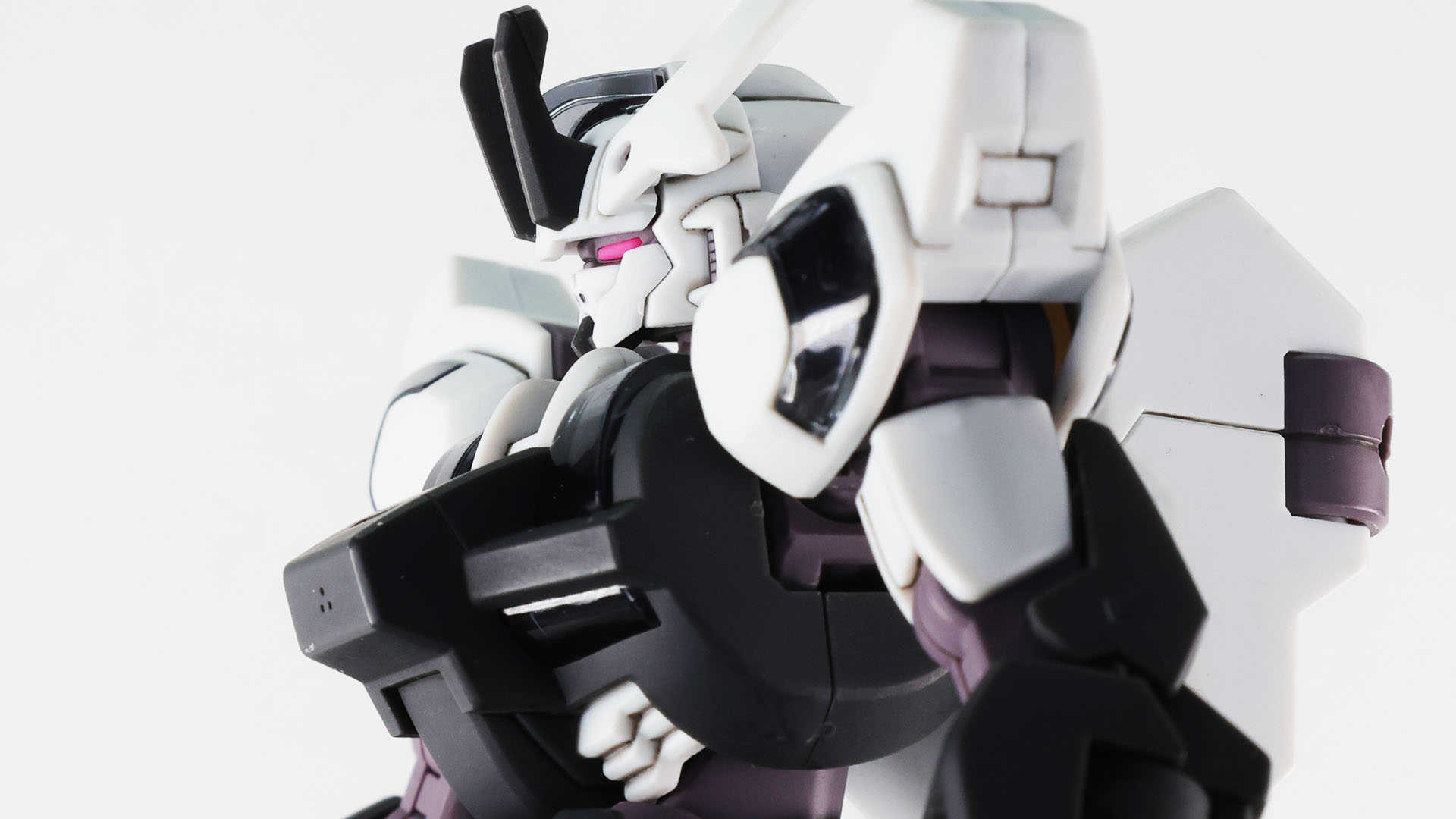 頭部の額から出ているブレードアンテナはガンビットへの指示を効率的に行えそうです