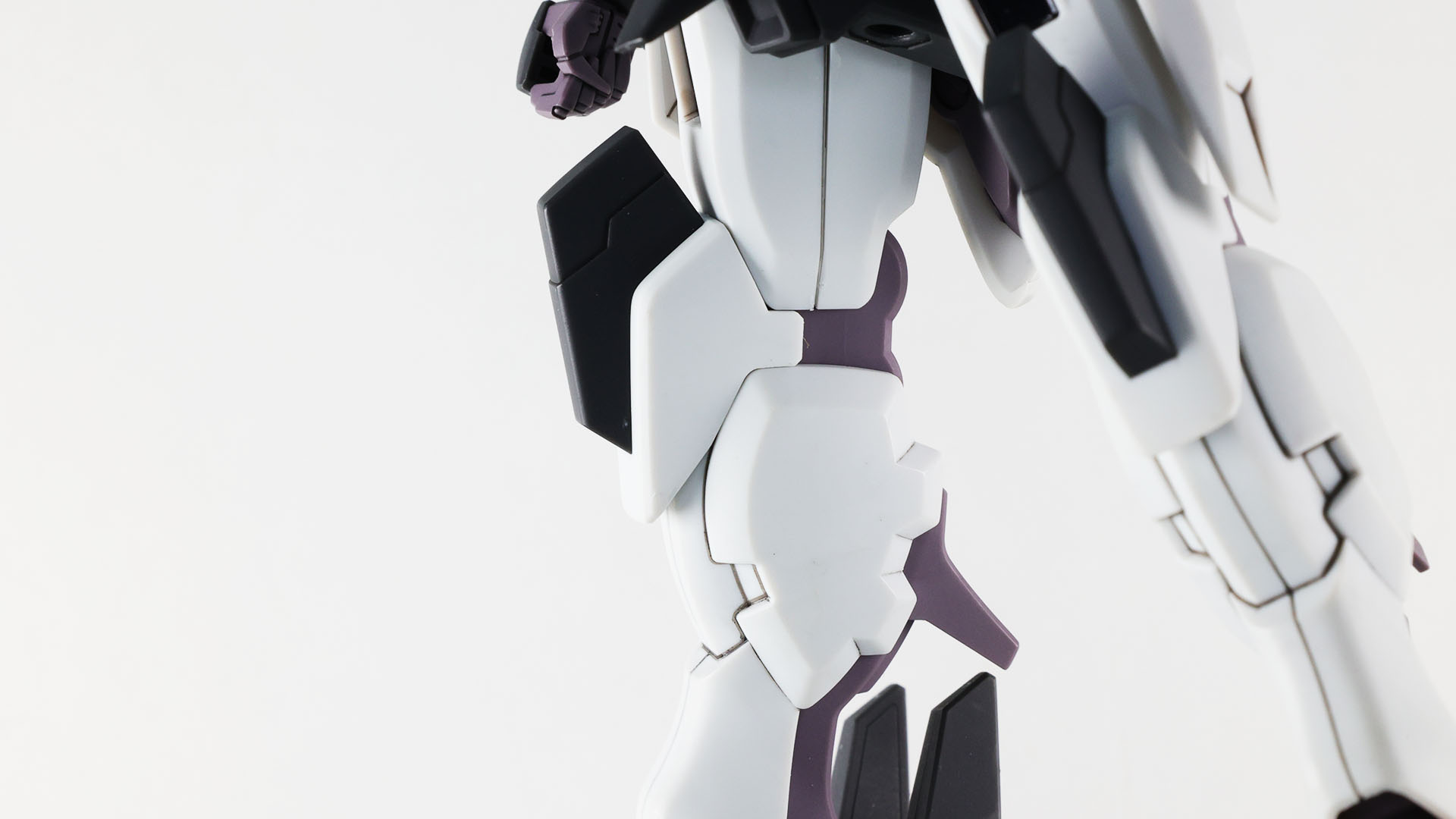 膝アーマーは多重装甲で独立可動しそうなデザインです