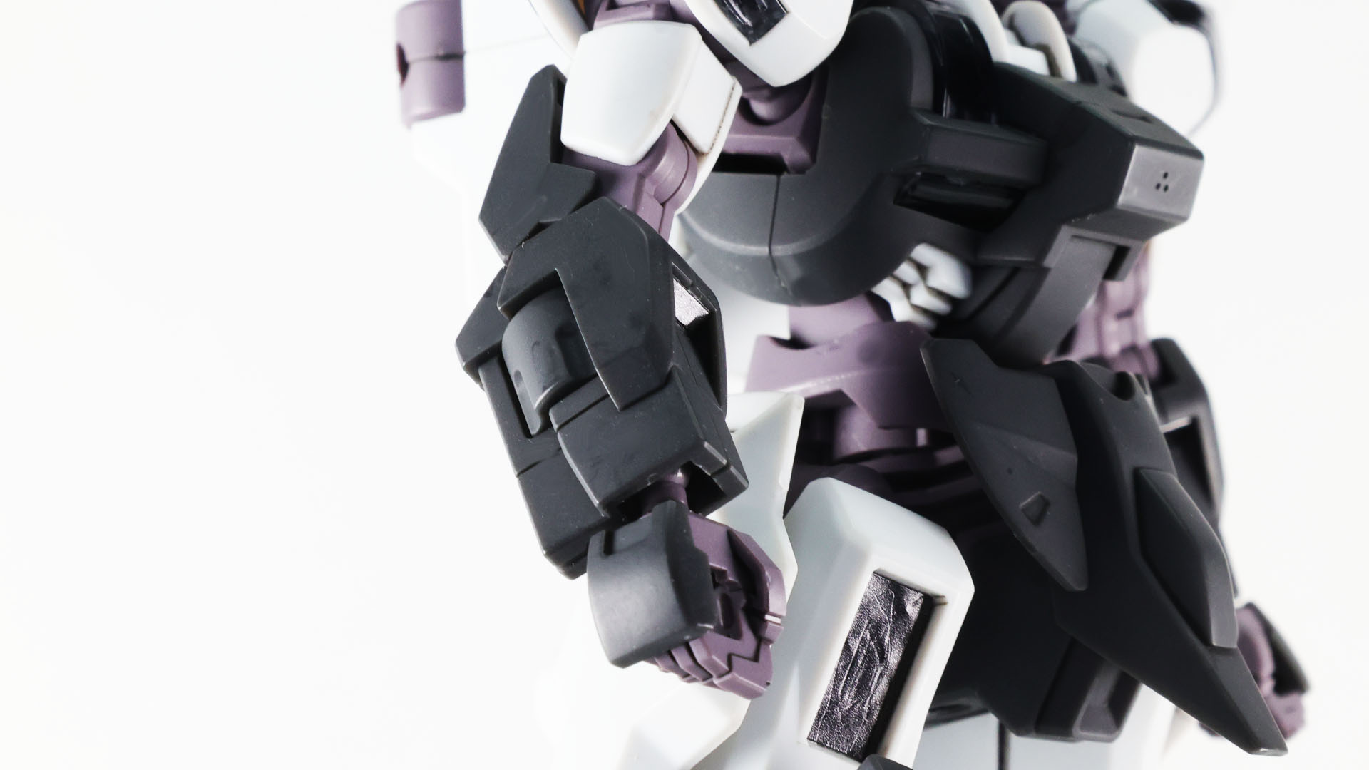 前腕部分は複雑な面取りでありながら細めの印象です