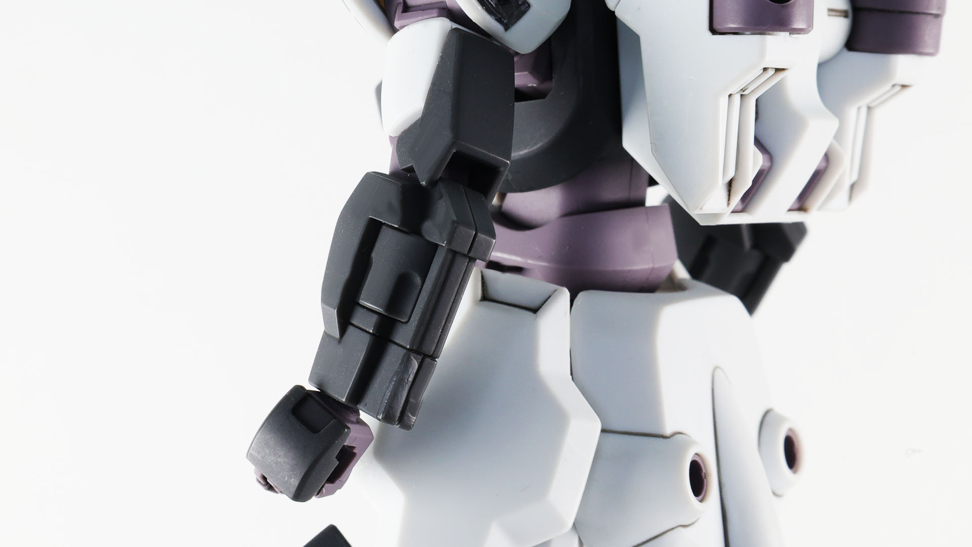 腰部フロントアーマーは水星の魔女系の小さいサイズで脚部の可動性能を上げています