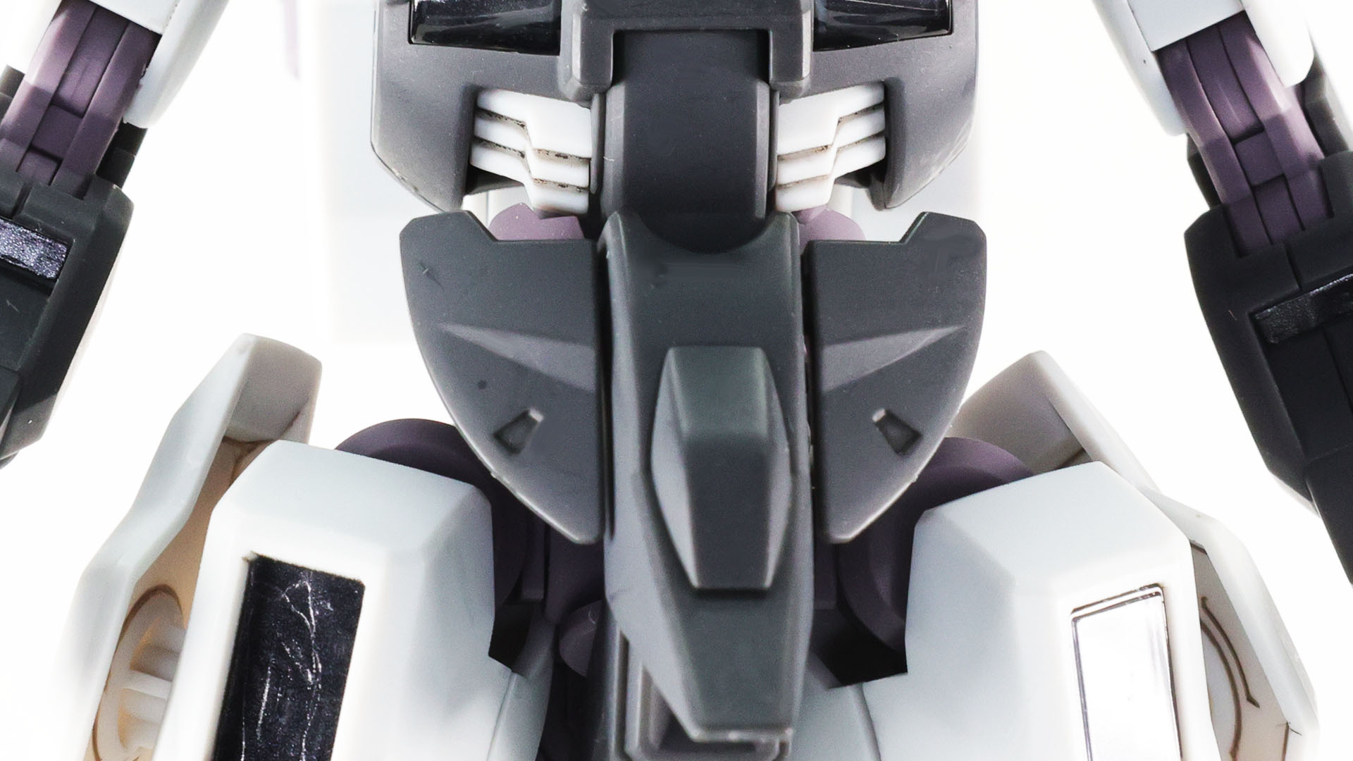 腰部フロントアーマーは水星の魔女系の小さいサイズで脚部の可動性能を上げています