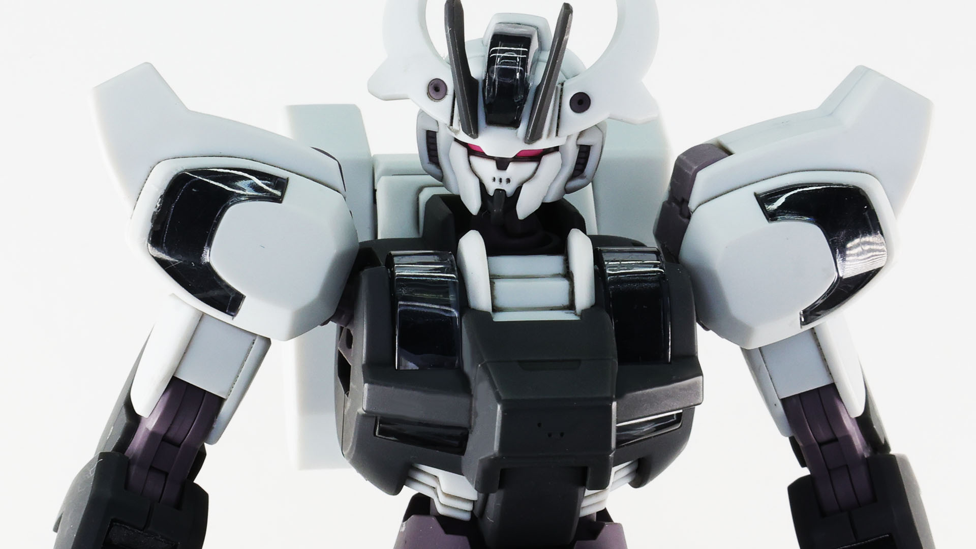 きれいな曲面で表現される頭部のラウンド状のアンテナ