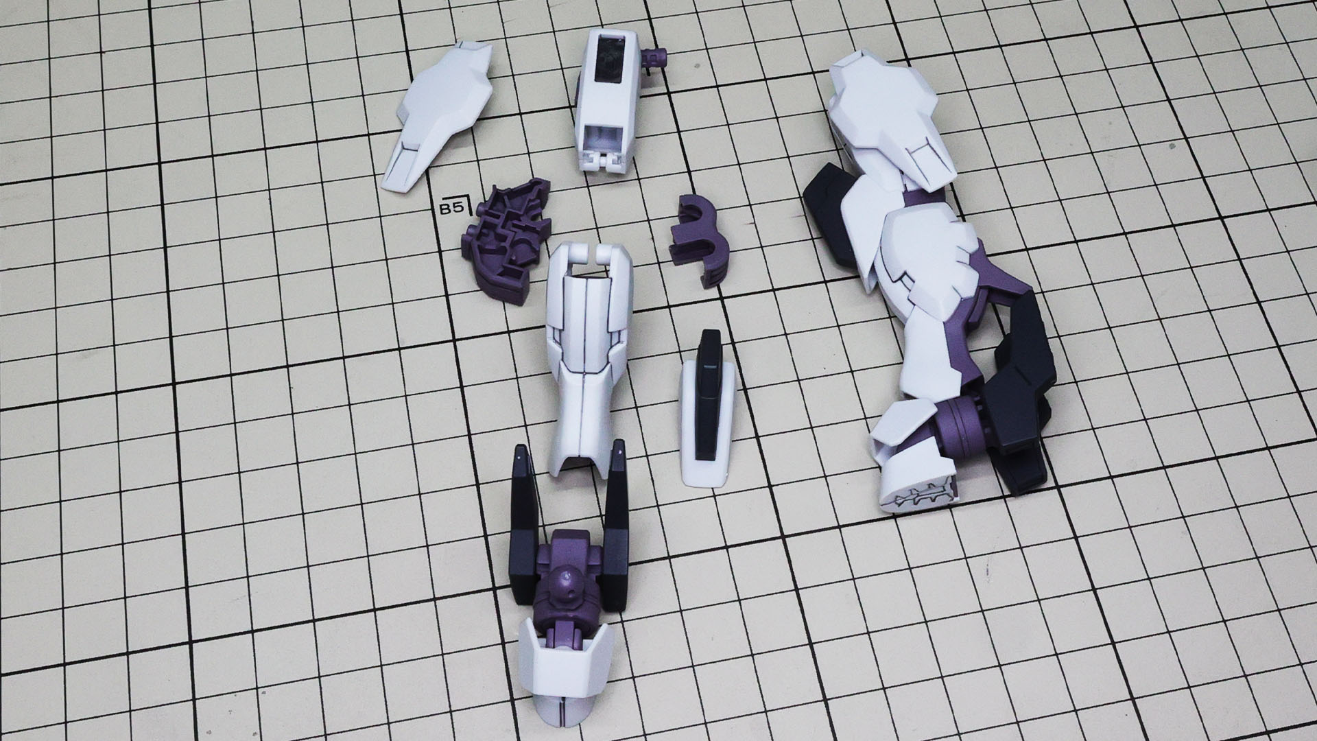 脚部は膝関節で二重関節を実現、膝裏からカバーをする形でディテールアップされます