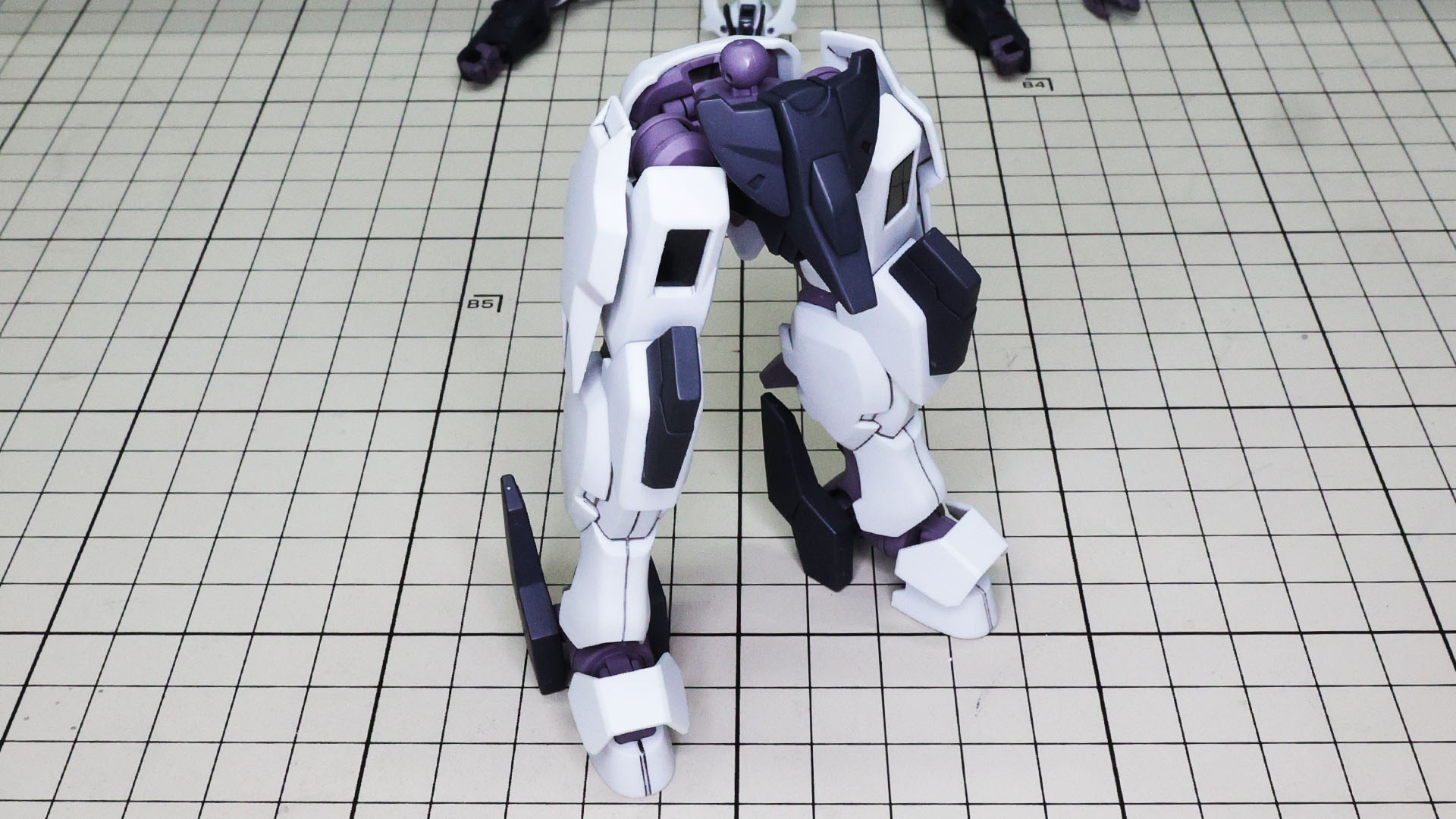 頭部、胸部にシェルユニットのシールがクリアーパーツでカバーされます