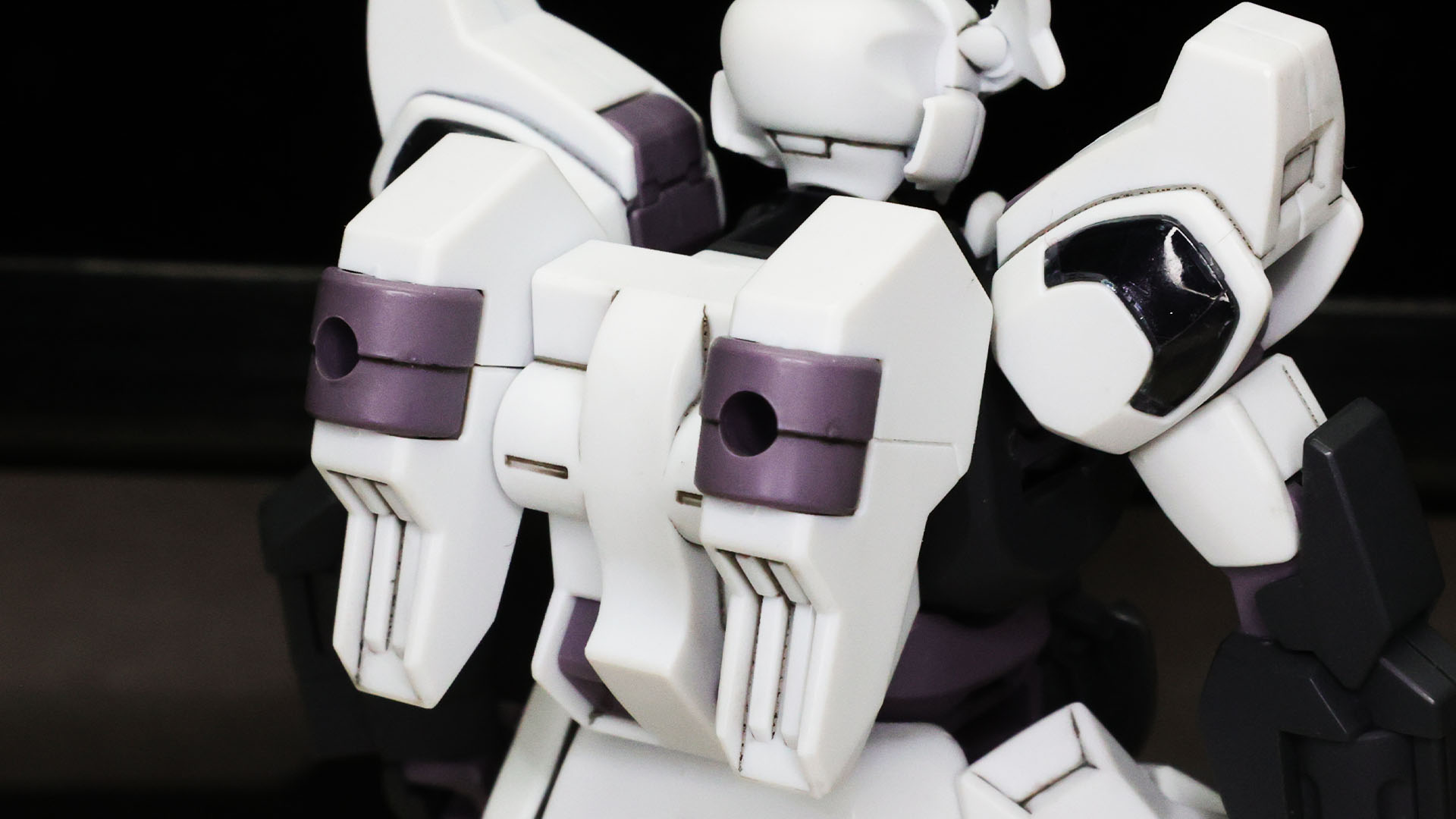 バックパックは回転するハードポイントが可動します