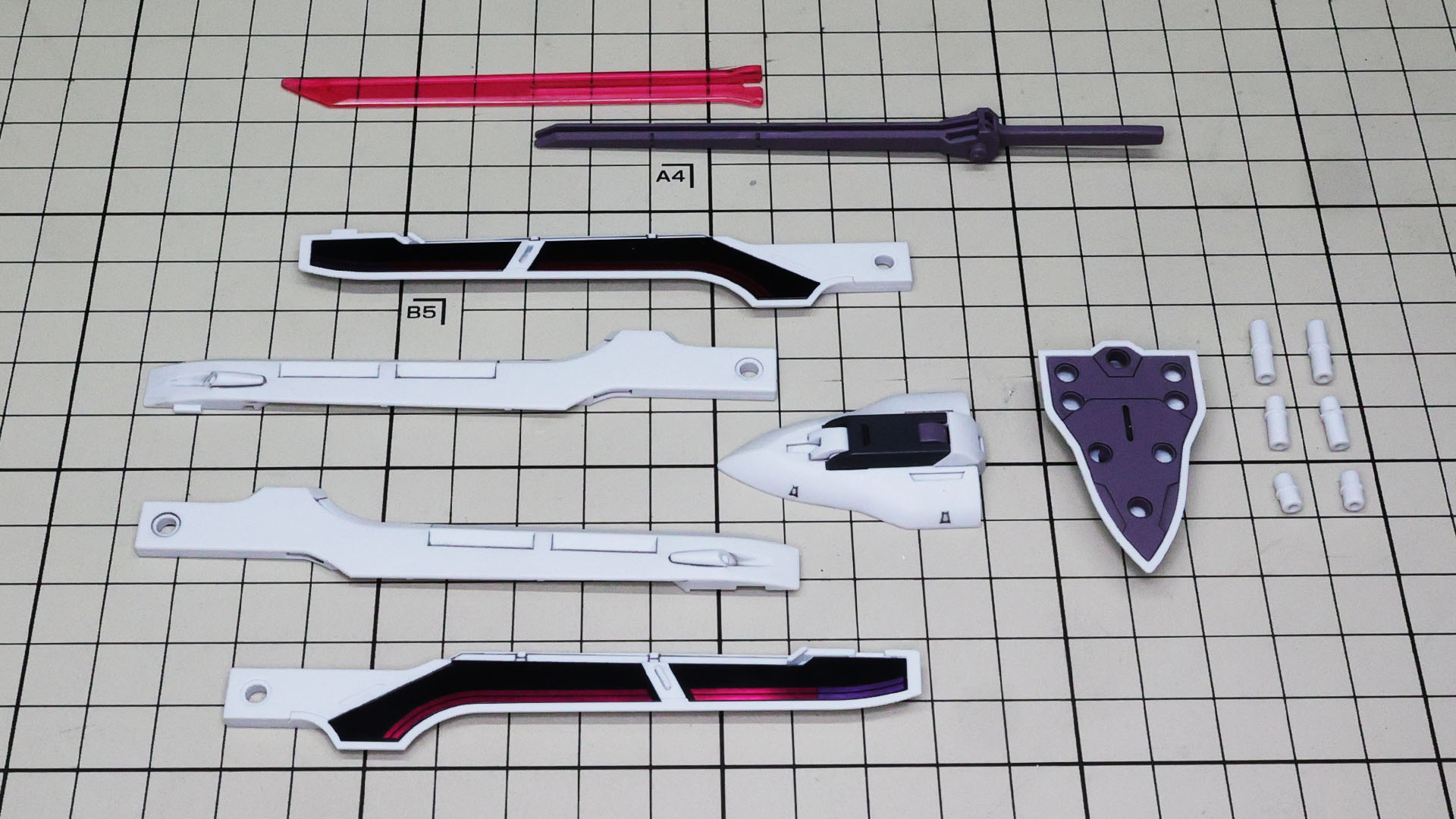 ガーディアンは4基の攻撃用、2基の防御用ビットステイヴで構成されます、ビームブレイドはビーム刃を差し込む形です