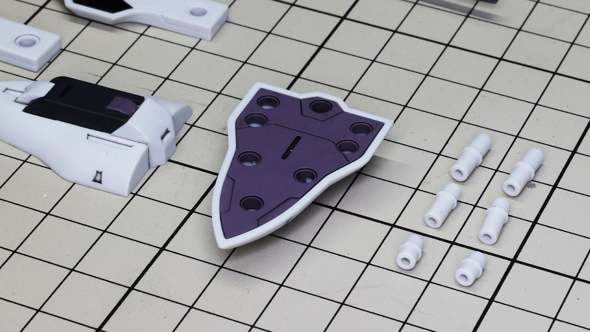 防御用ビットステイヴに軸穴が多数用意されているのでビットステイヴやガンダム本体への接続に使われます