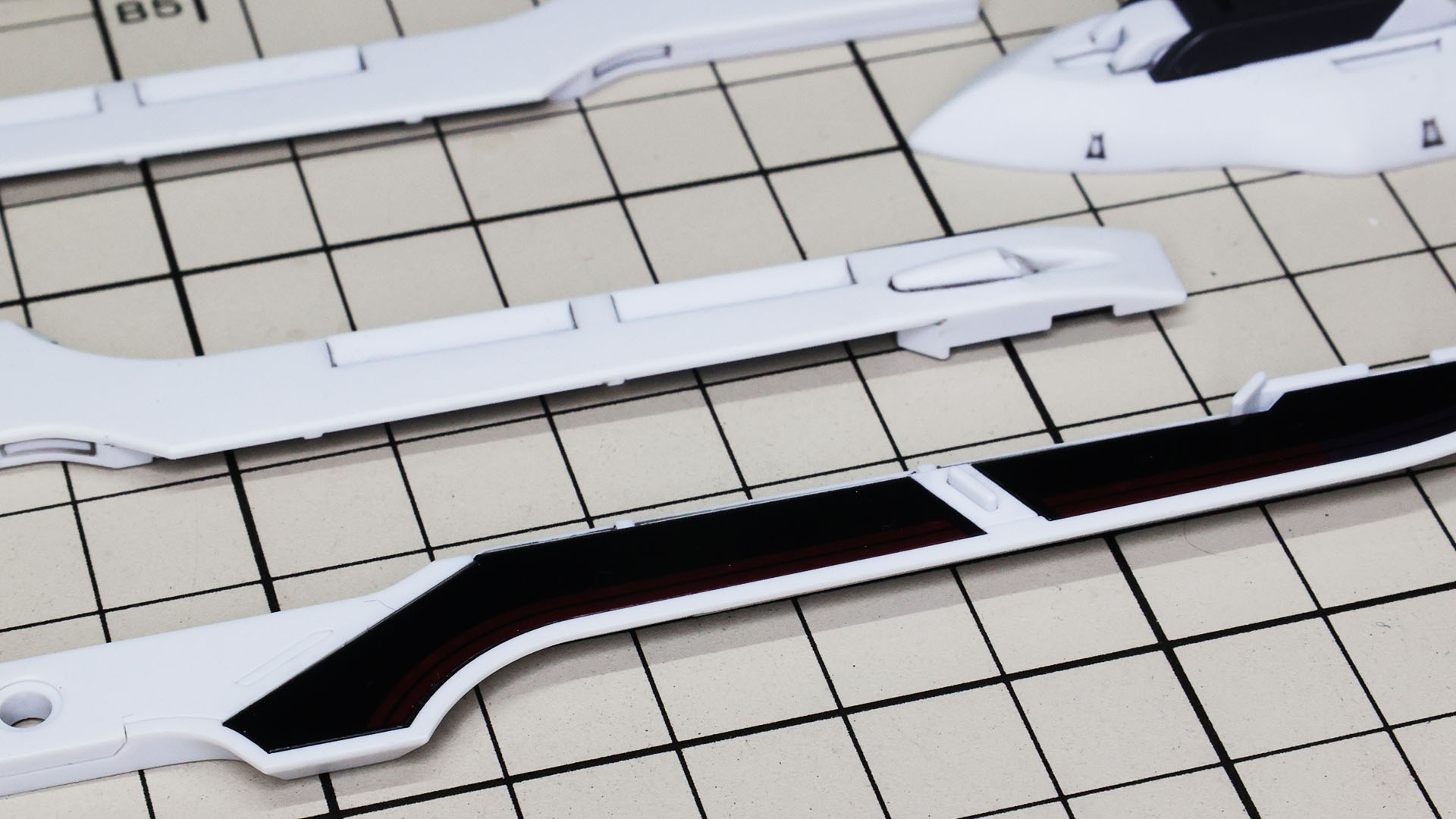 PETプラスチックシールでビットステイヴ裏側をディテーリングします