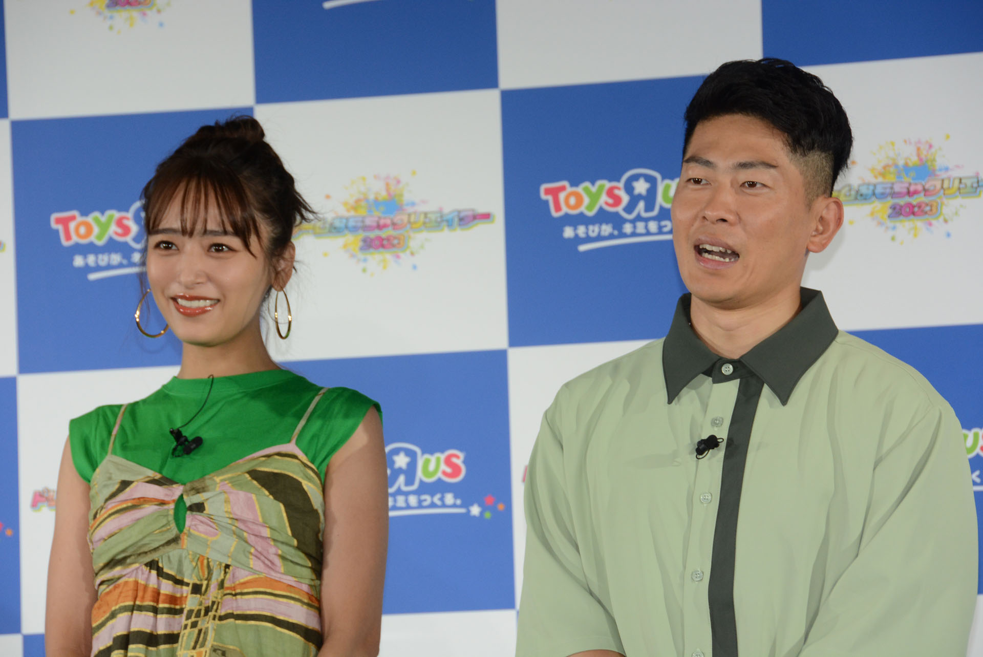 お笑い芸人のジャングルポケットの太田博久さん(右)とファッションモデルの近藤千尋さん(左)夫妻