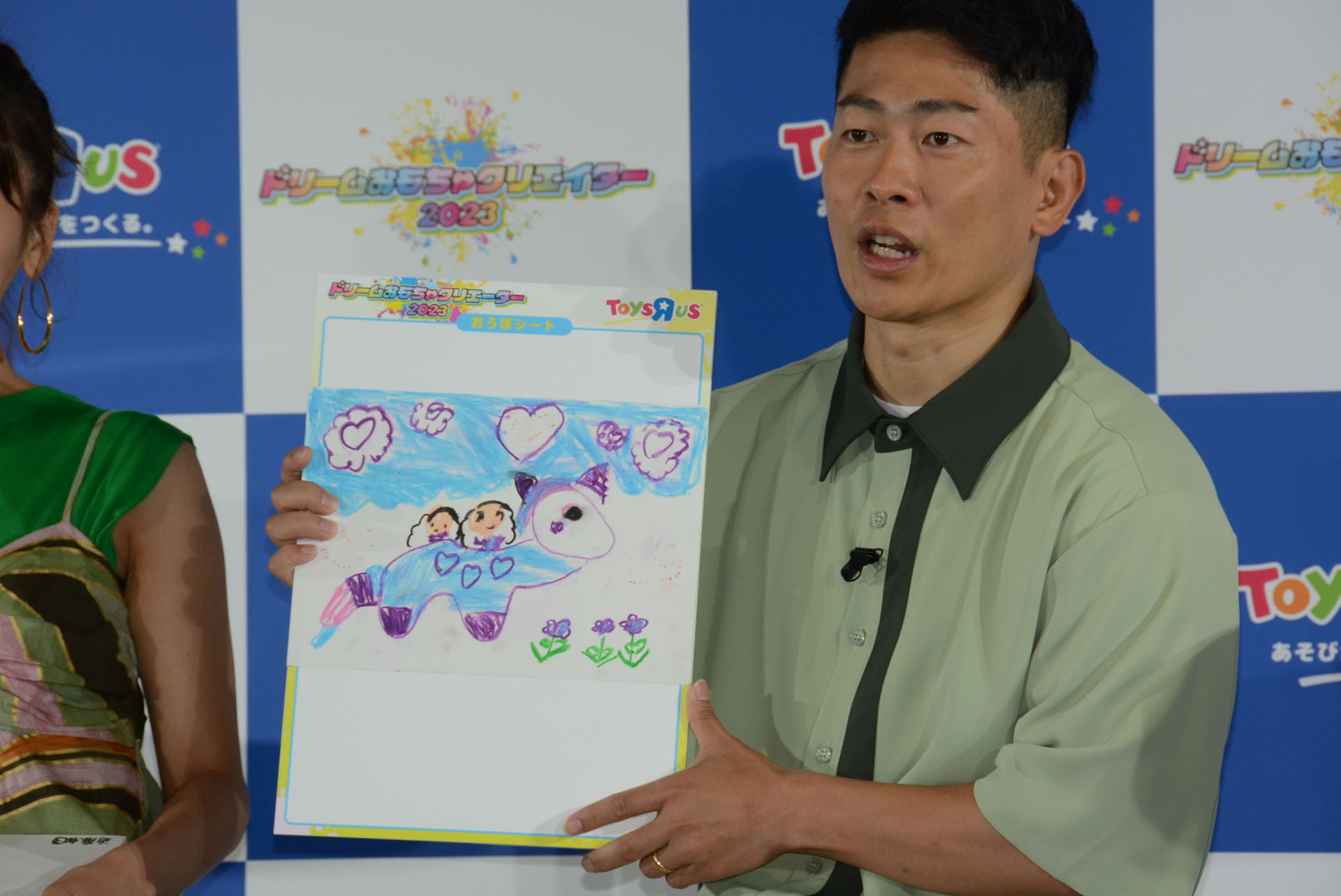 夫妻の長女は本当に乗ることができるユニコーンのおもちゃを応募