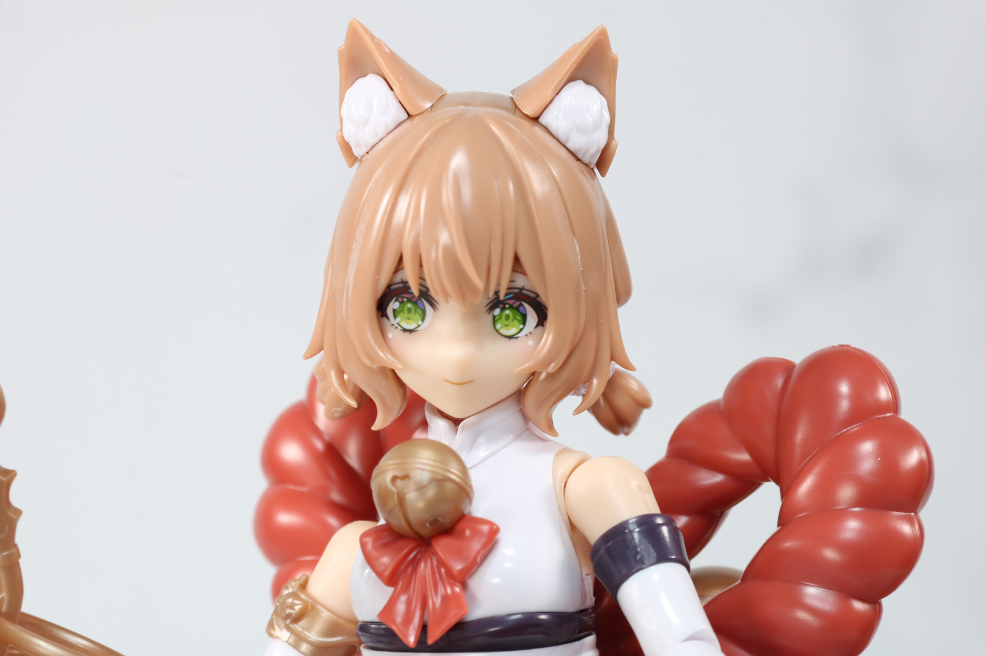 胸元、帯に鈴のアクセサリが追加されている