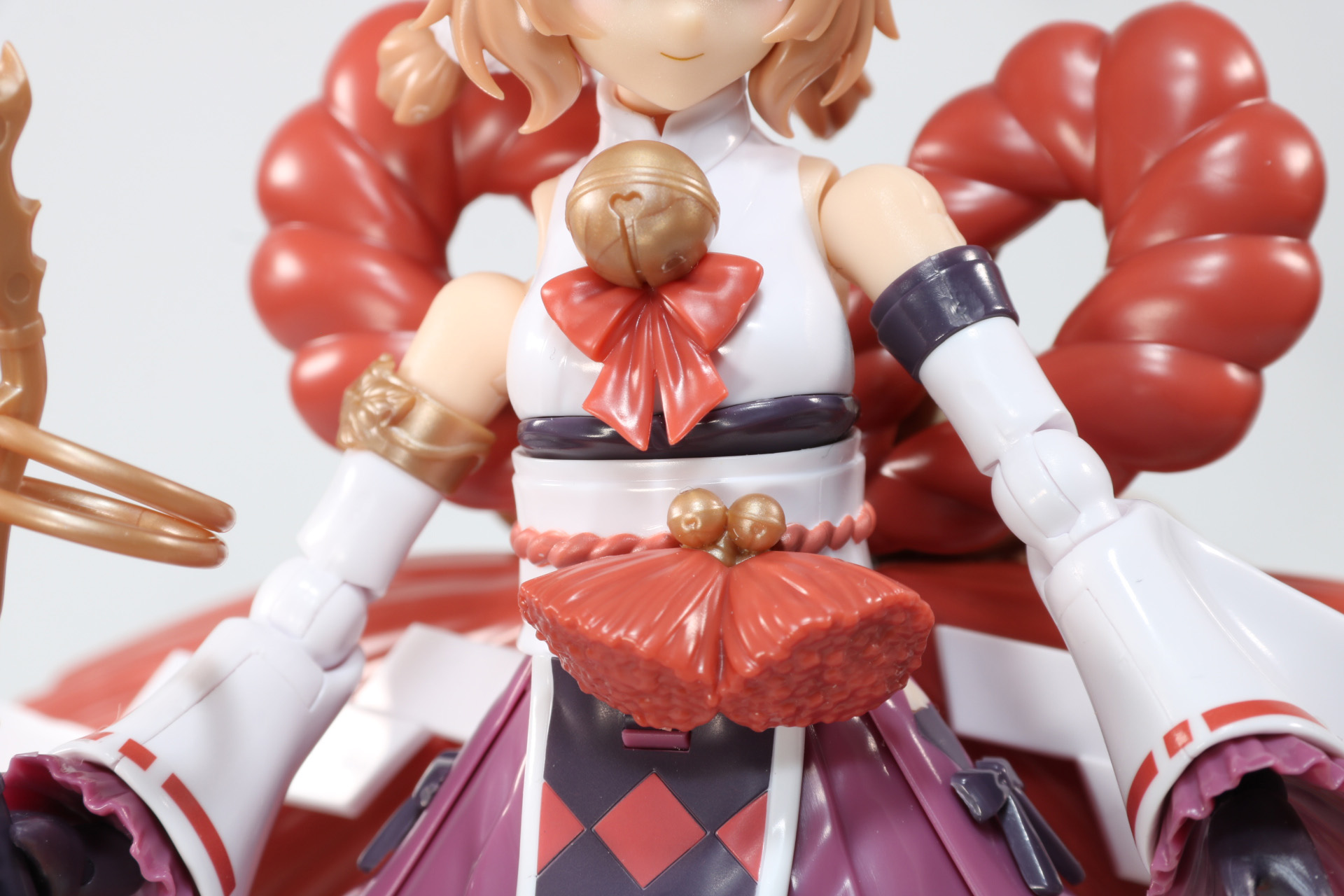 胸元、帯に鈴のアクセサリが追加されている