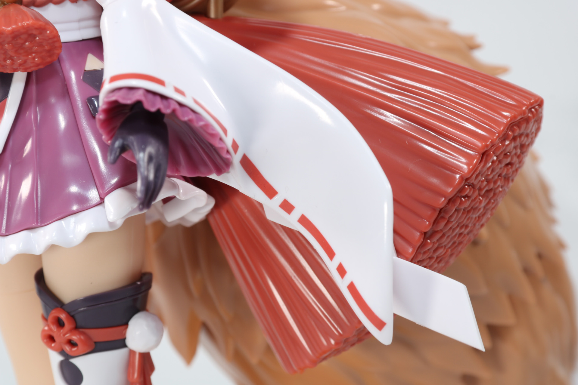 袂は着物のように波打った造形となっており、アクションポーズでは躍動感ある演出がより引き立つ