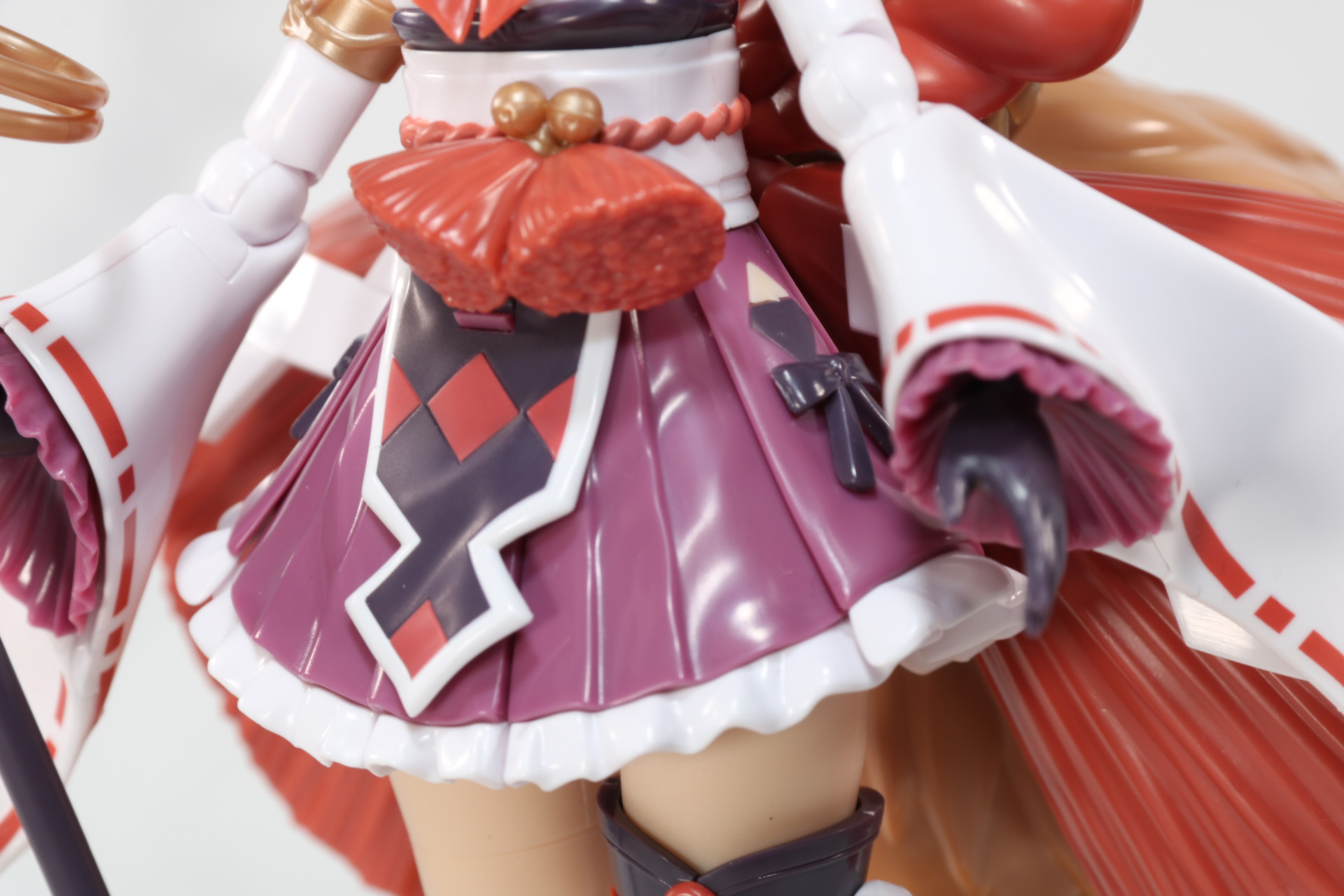 スカートも前垂れのようなアクセサリが追加されている