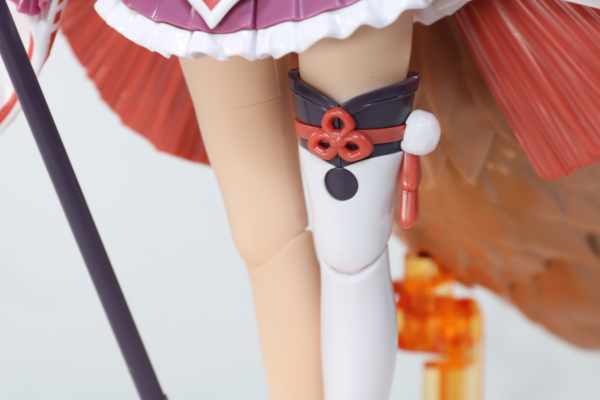 左足には叶結びの造形が入っている