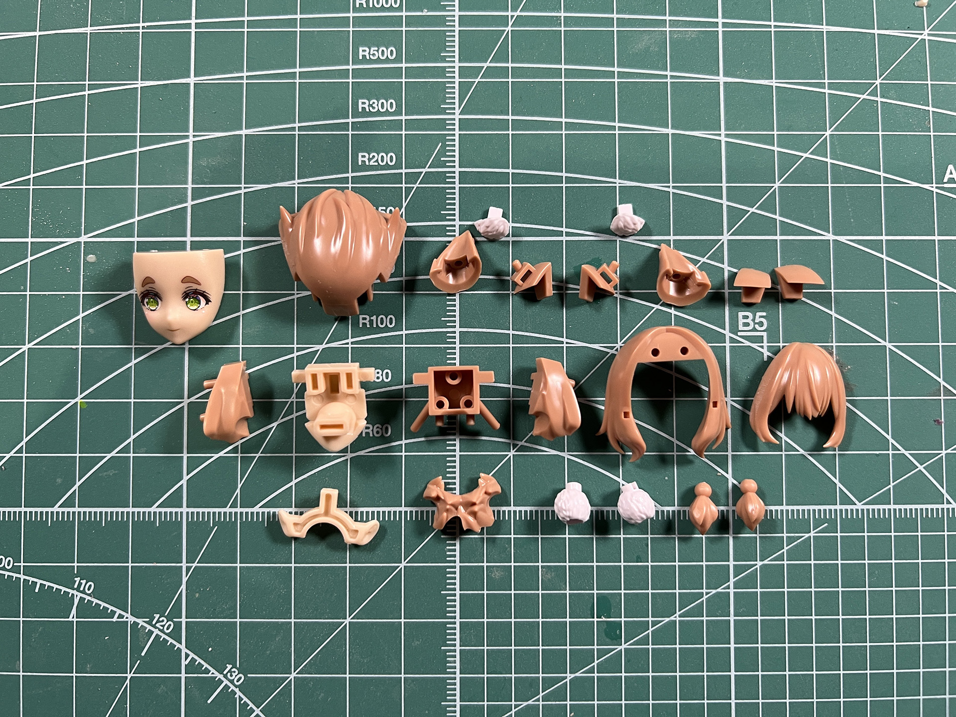 細かいパーツ構成で細かな髪の造形やケモミミの色分けがされている。また、ケモミミなしの差し替えパーツも付属。