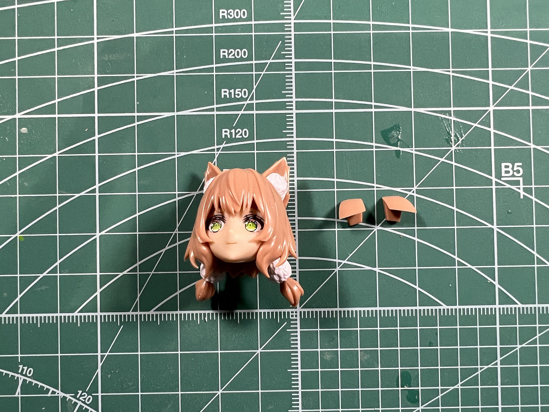 細かいパーツ構成で細かな髪の造形やケモミミの色分けがされている。また、ケモミミなしの差し替えパーツも付属。