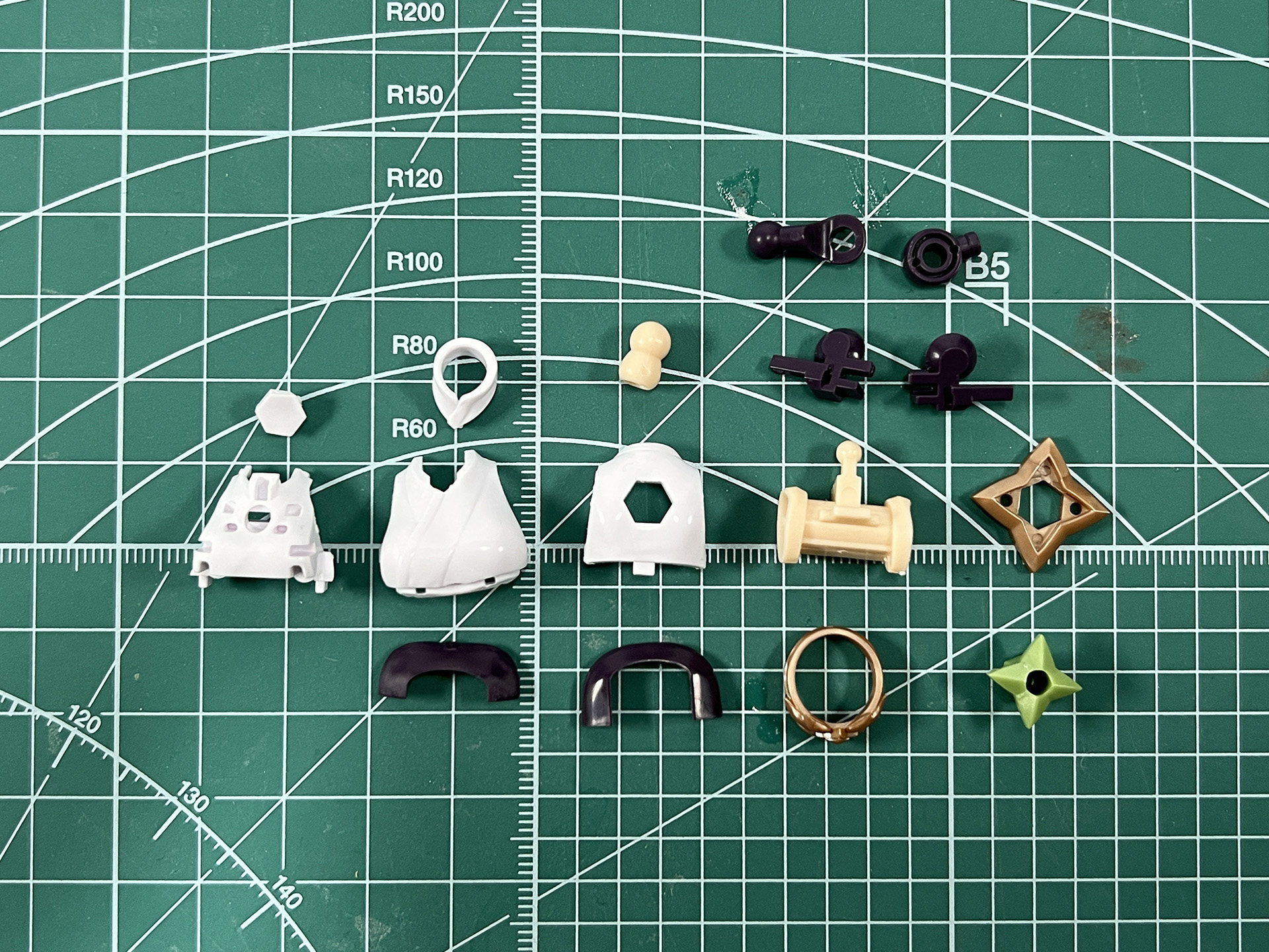 胸周りパーツは着物風のデザイン