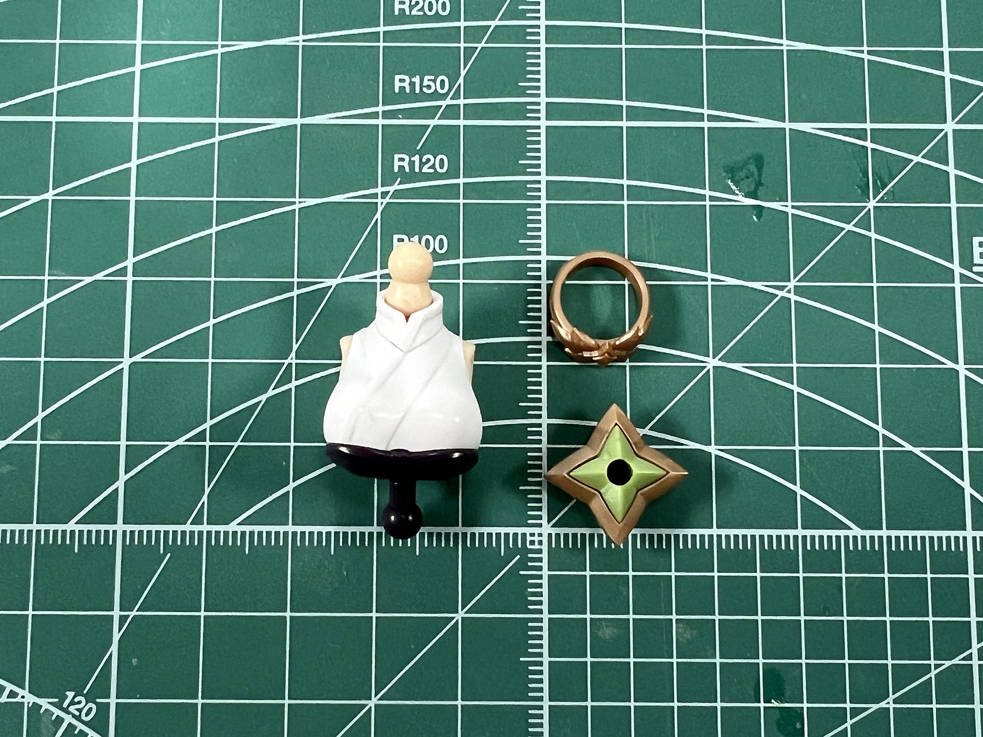 胸周りパーツは着物風のデザイン