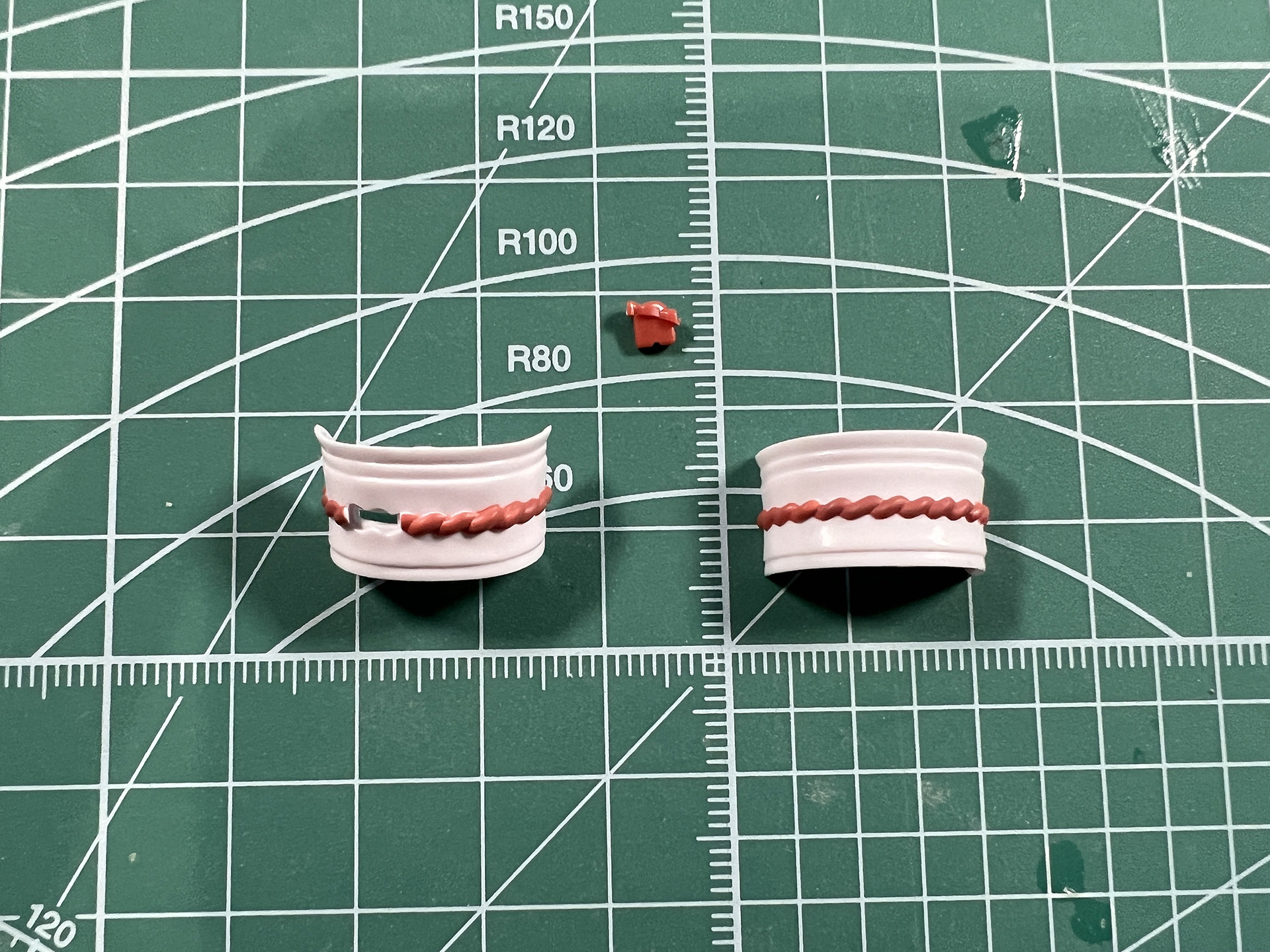 お腹パーツは帯型のデザイン