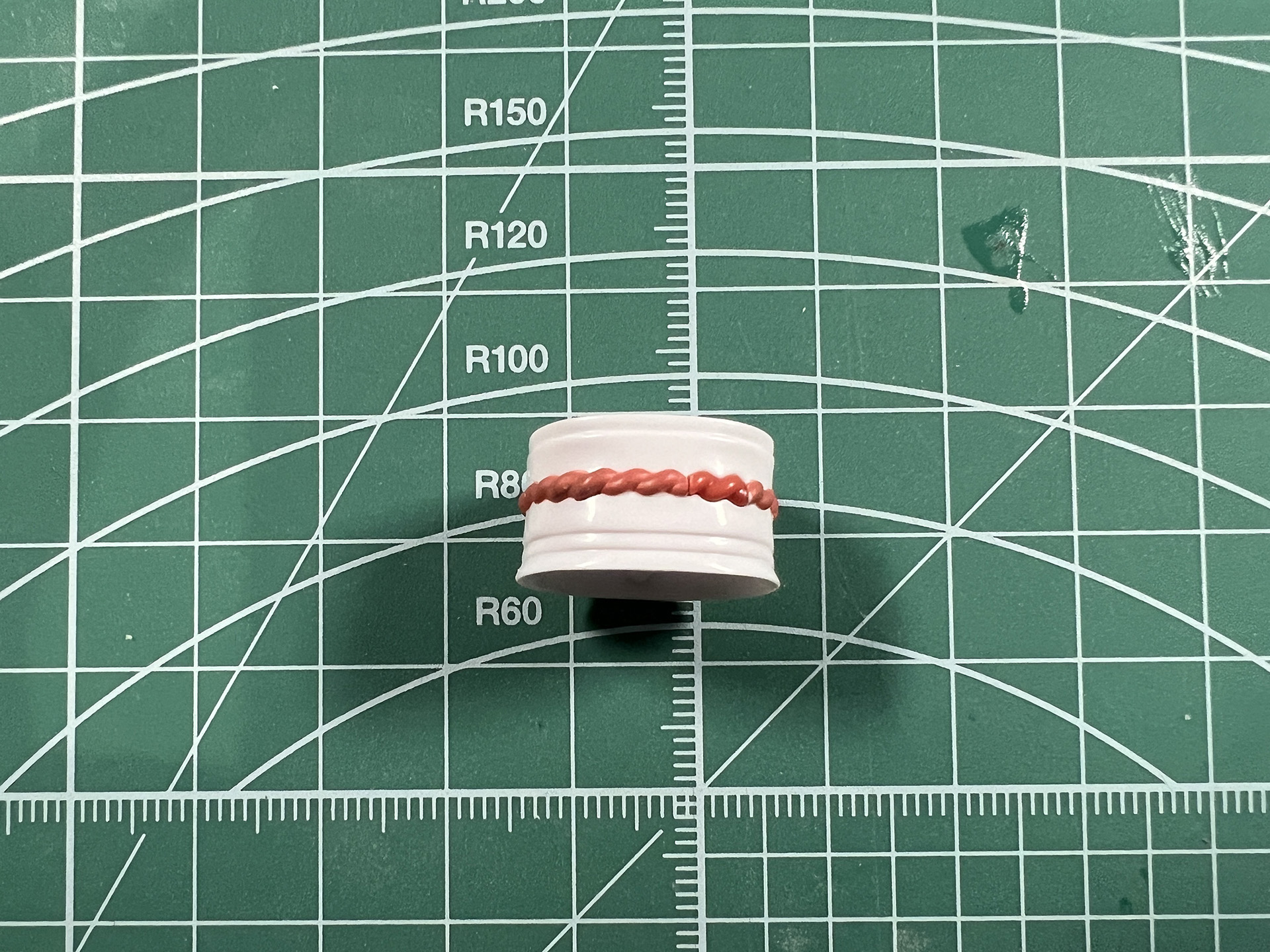 お腹パーツは帯型のデザイン