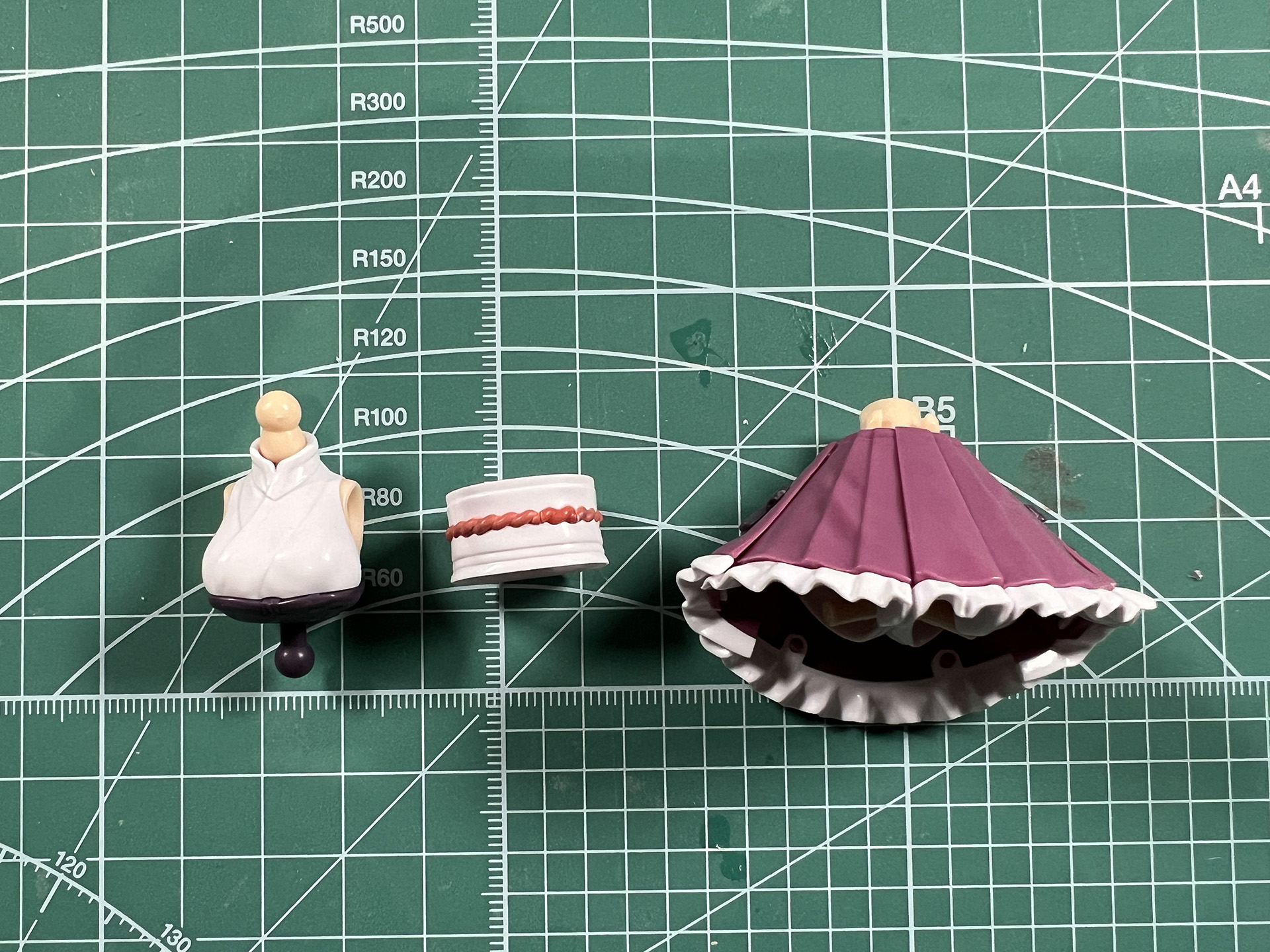 胸周りパーツとお腹パーツ、袴風スカートパーツを合わせて胴体が完成する