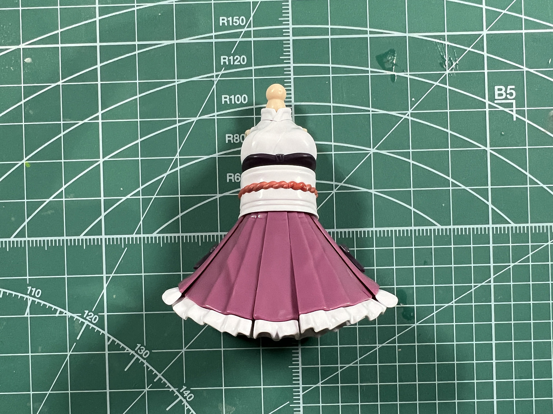 胸周りパーツとお腹パーツ、袴風スカートパーツを合わせて胴体が完成する