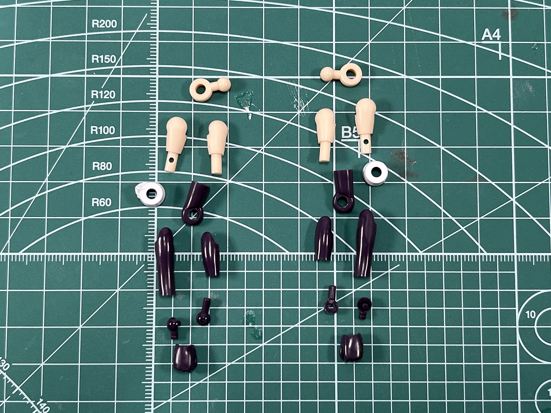 可動も肘、肩、手首。二の腕も左右へ動かすことができる