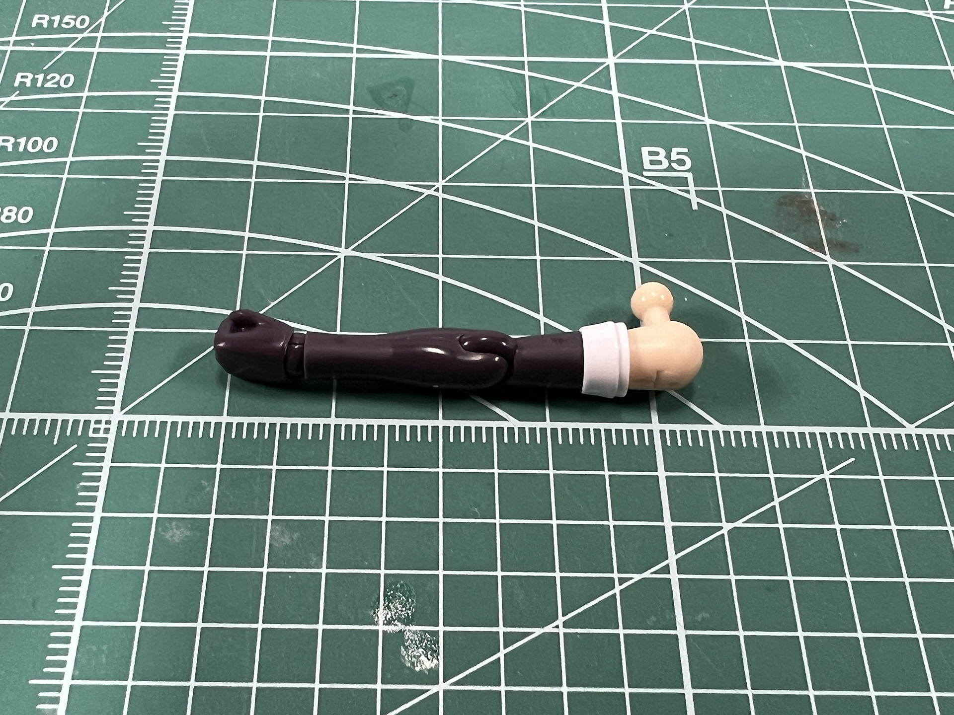 可動も肘、肩、手首。二の腕も左右へ動かすことができる