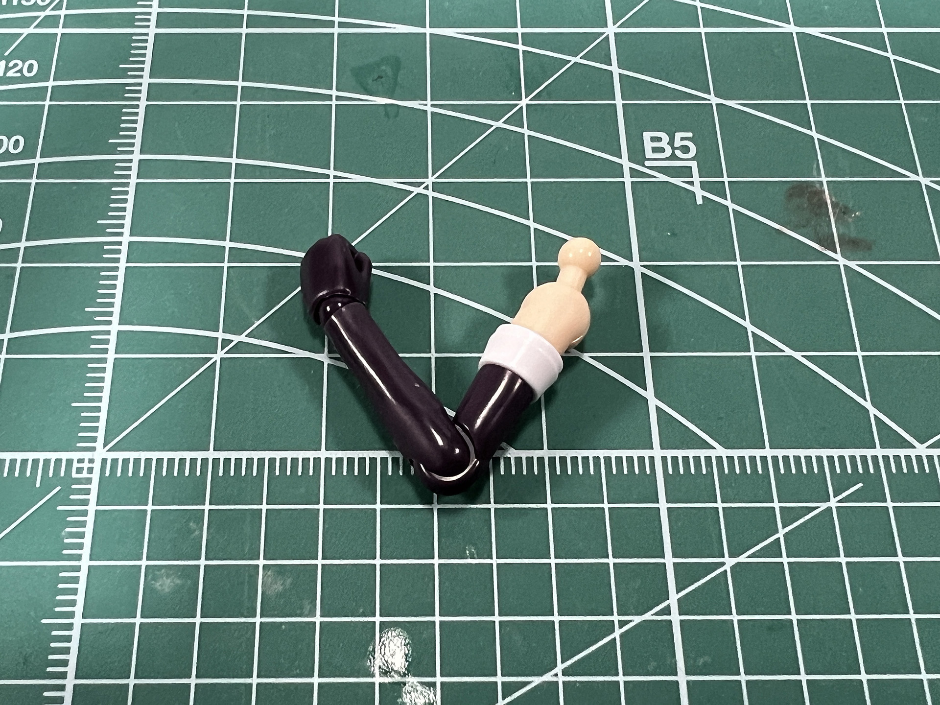 可動も肘、肩、手首。二の腕も左右へ動かすことができる