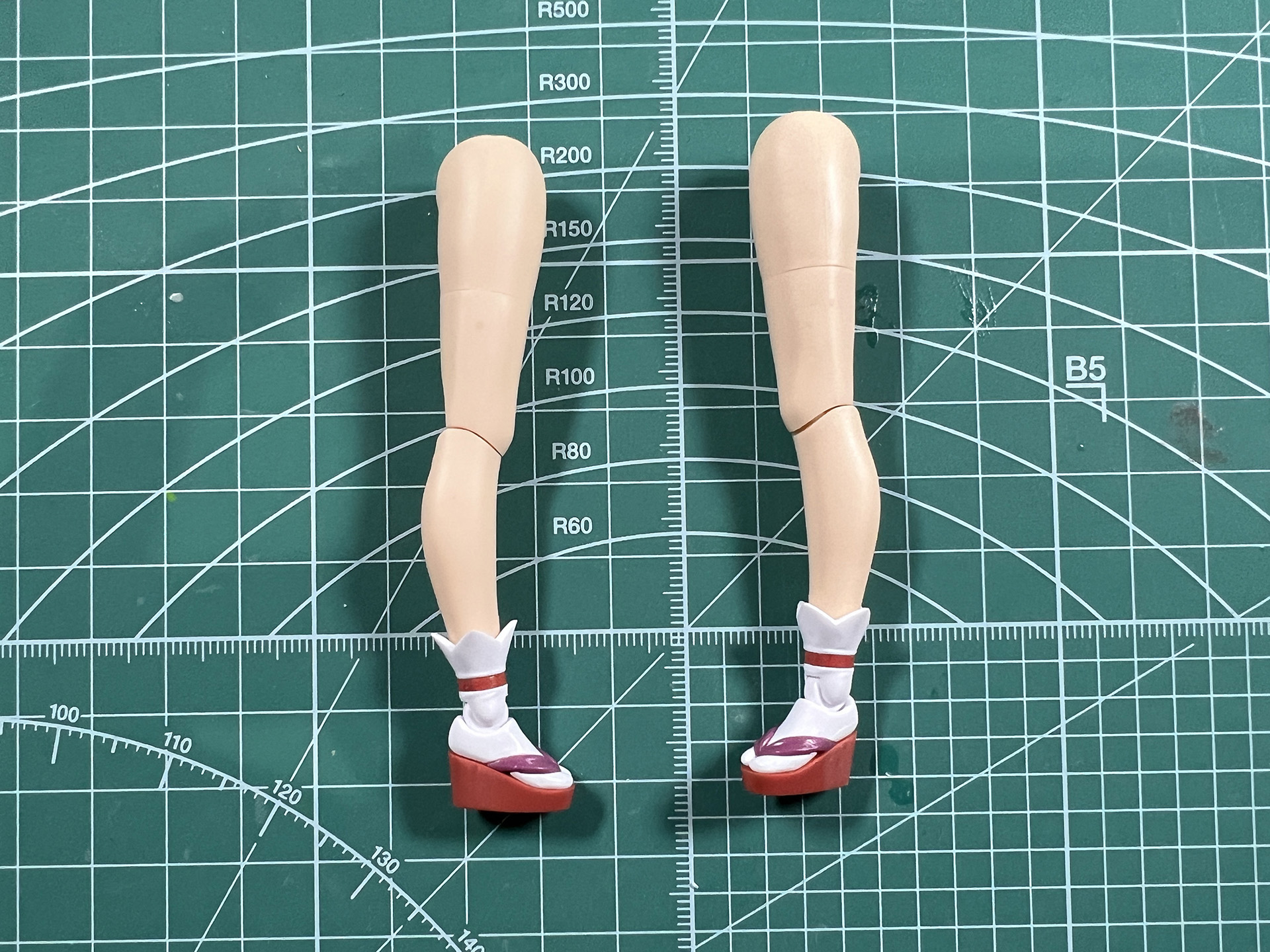 膝部分は覆われ、可動部の違和感を軽減している