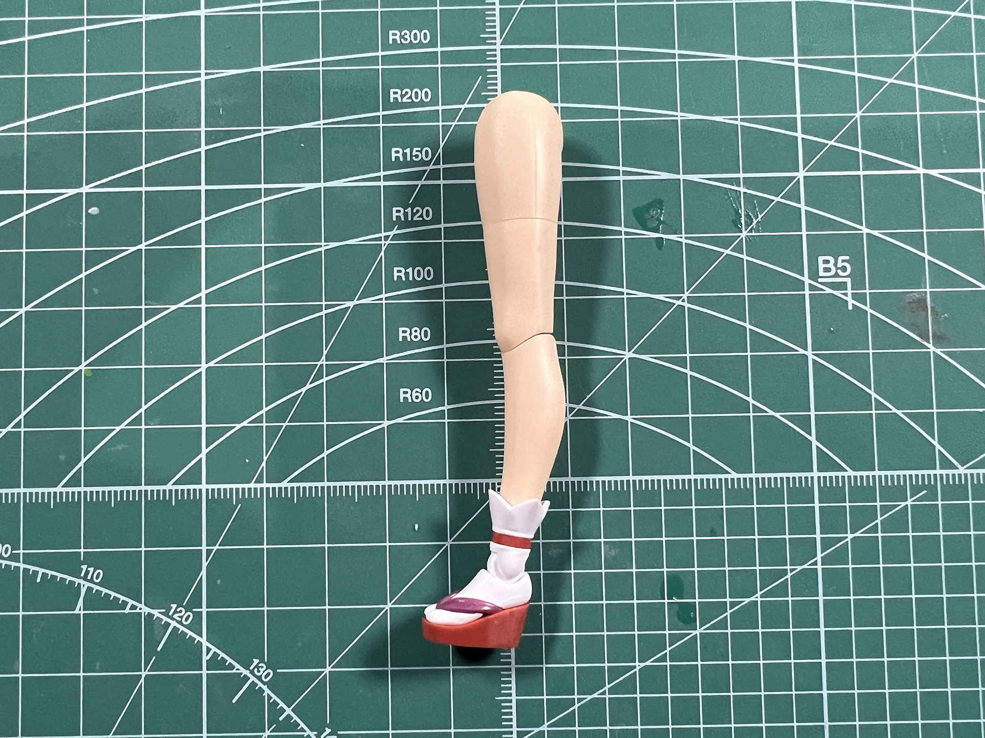 太もも、膝、足首が可動する