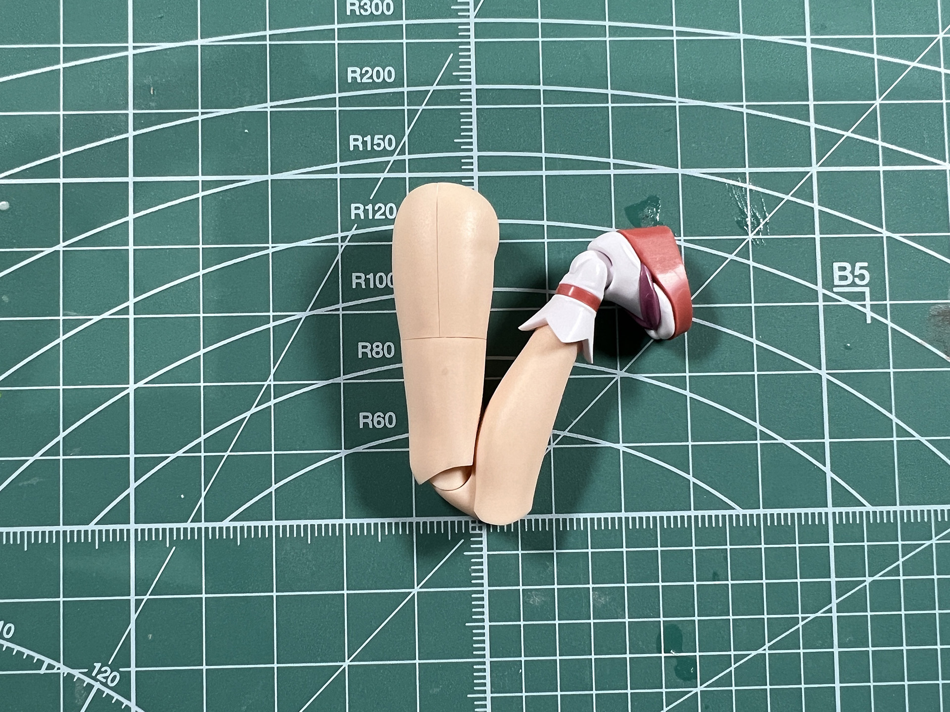 太もも、膝、足首が可動する