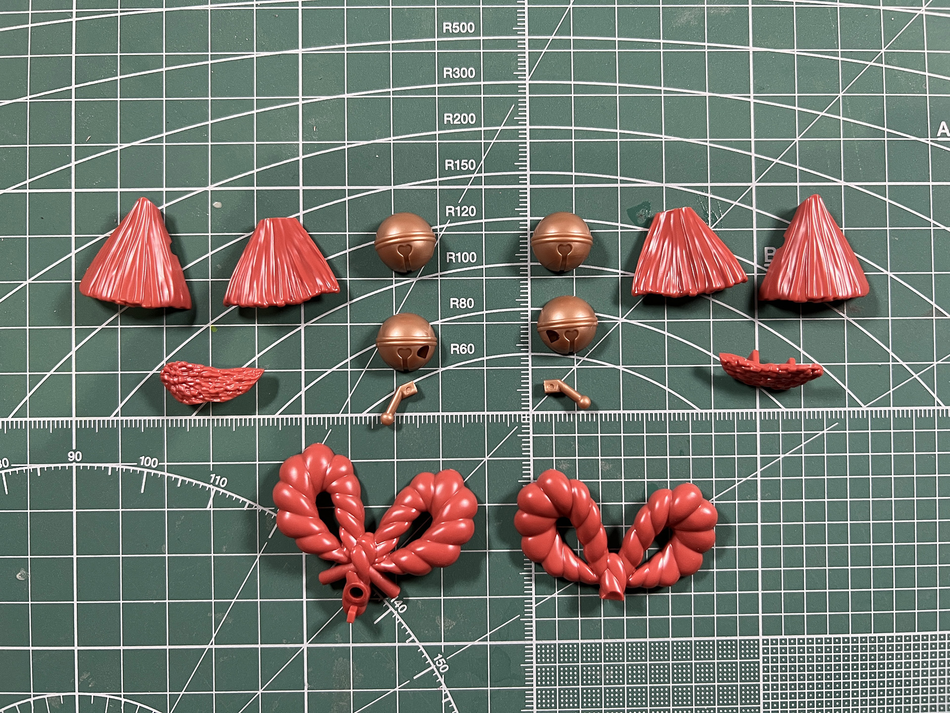 しめ縄風の腰部アクセサリ。存在感ある造形と和のテイストが表現されている