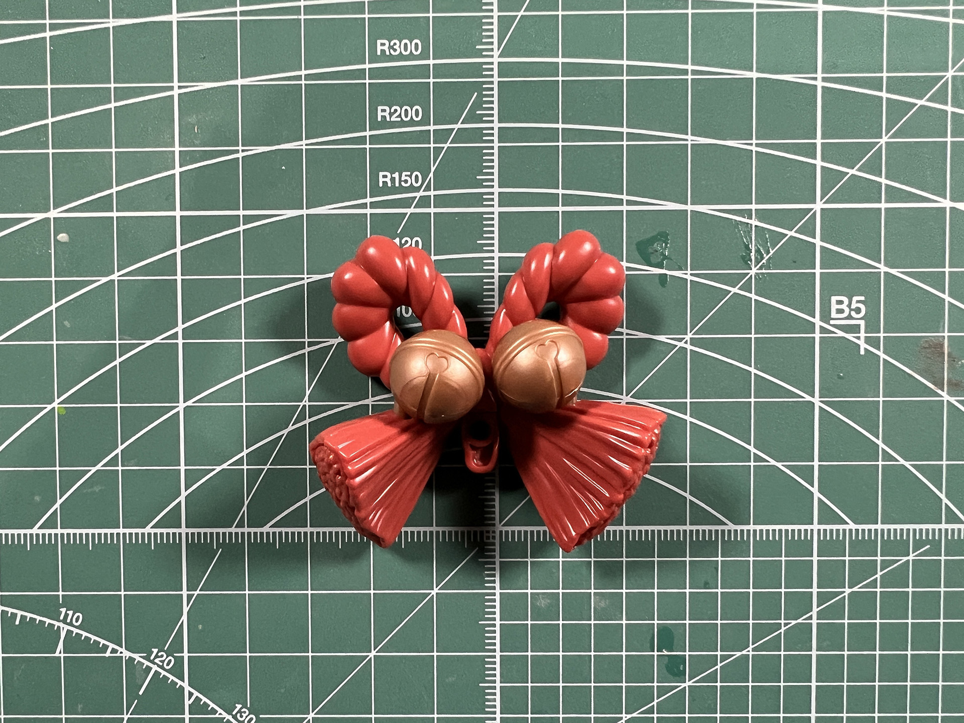 しめ縄風の腰部アクセサリ。存在感ある造形と和のテイストが表現されている