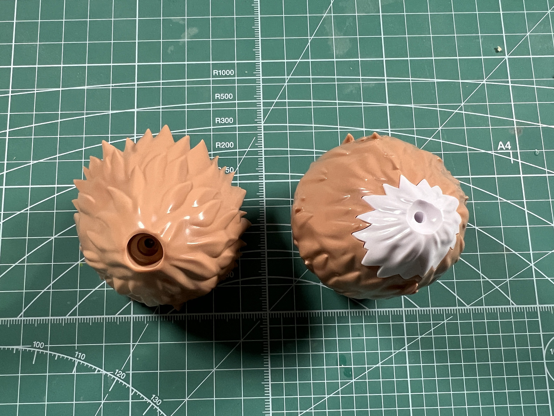 存在感ある尻尾は大きめのパーツで、組み立てやすくなっている