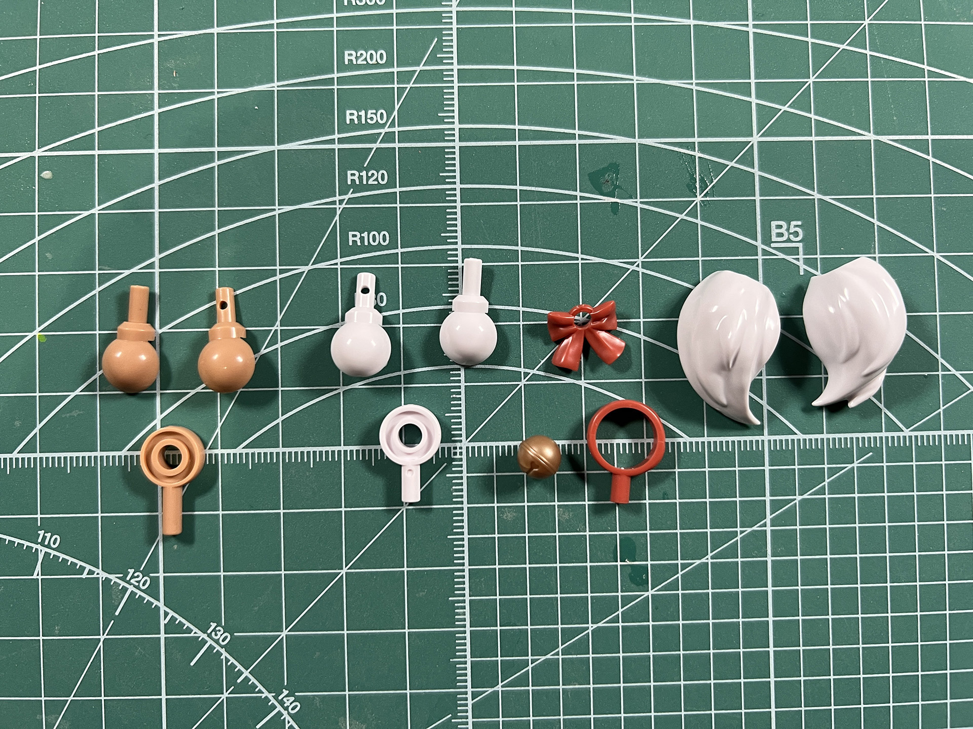 尻尾の各部を繋げる軸パーツと尻尾の先パーツ