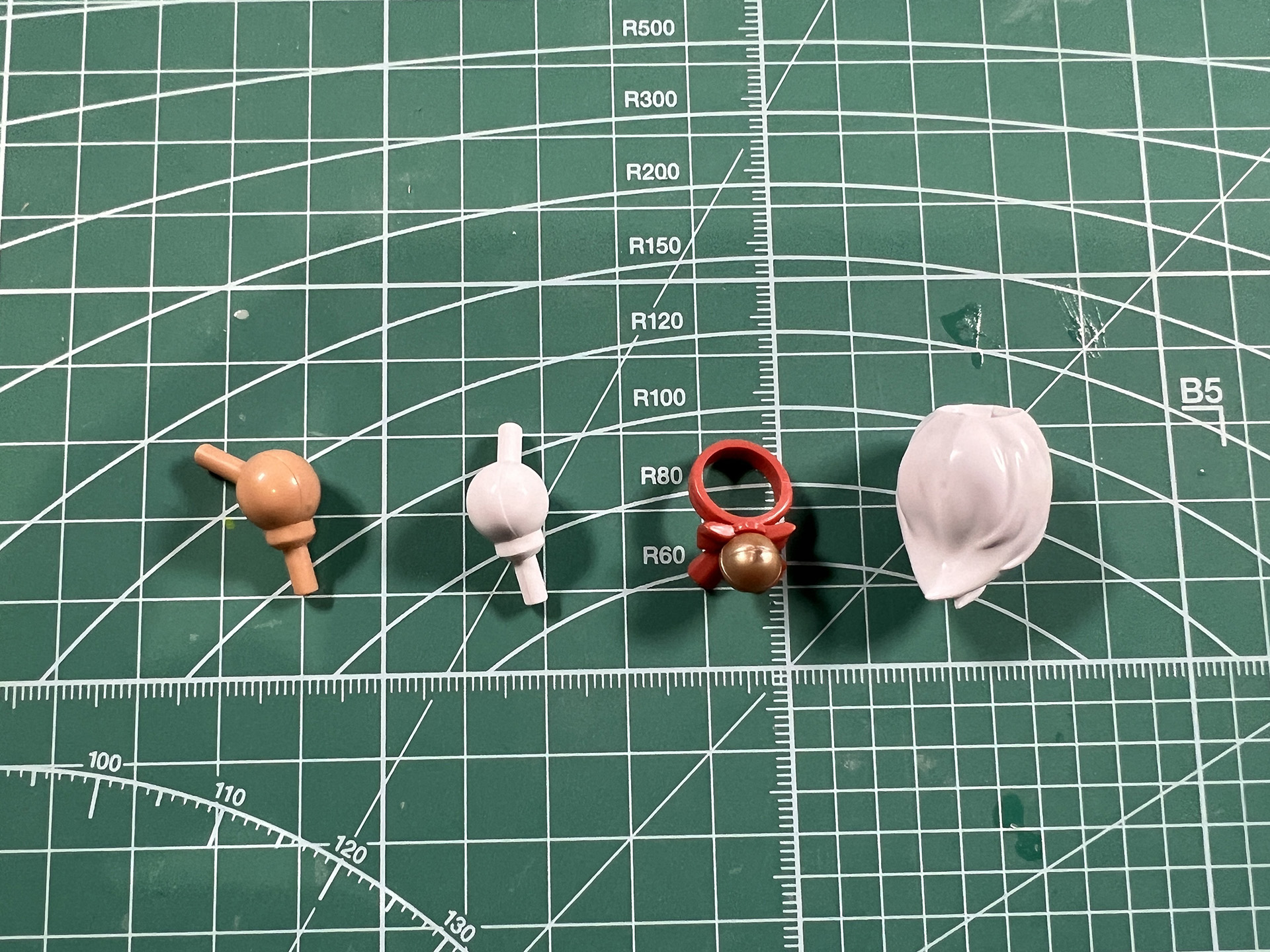 尻尾の各部を繋げる軸パーツと尻尾の先パーツ