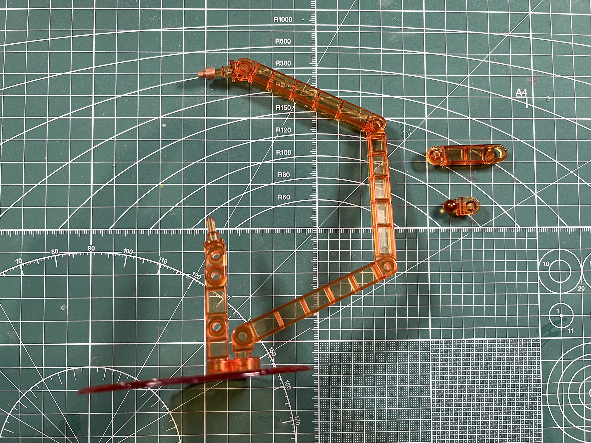 本体と尻尾を2本の支柱で支えることができる