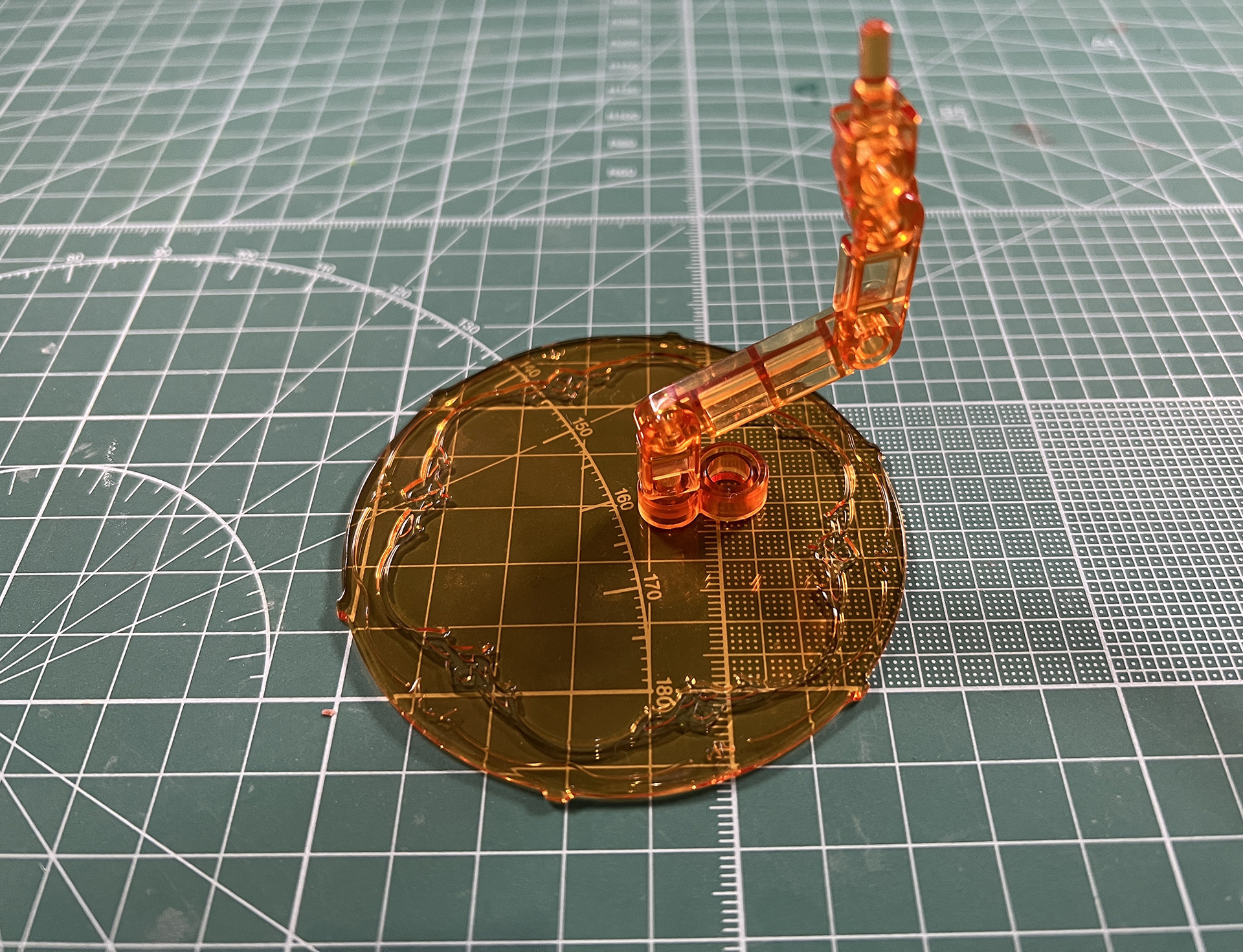 尻尾だけの場合は短い支柱にアームを追加したもので支える