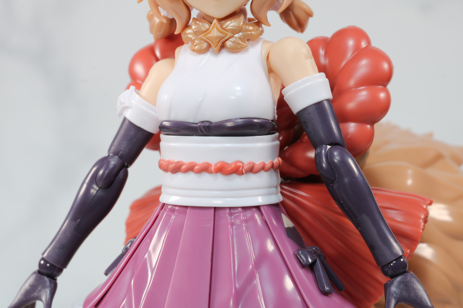 帯や折り目など和服らしい細やかさが表現されている