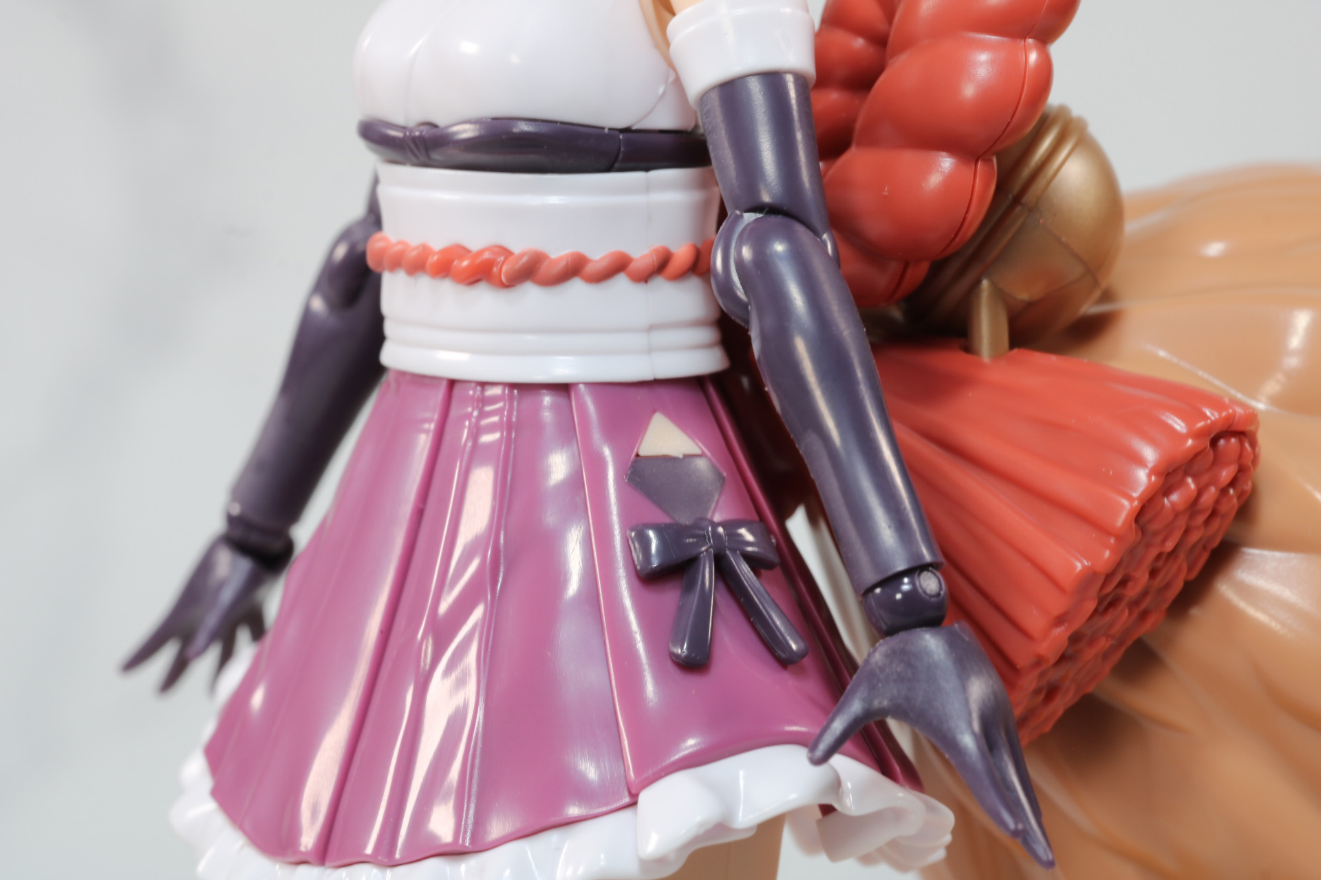 側面にはちょうちょ結びのアクセサリに、素肌が見えるような小さなスリッドも造形されている