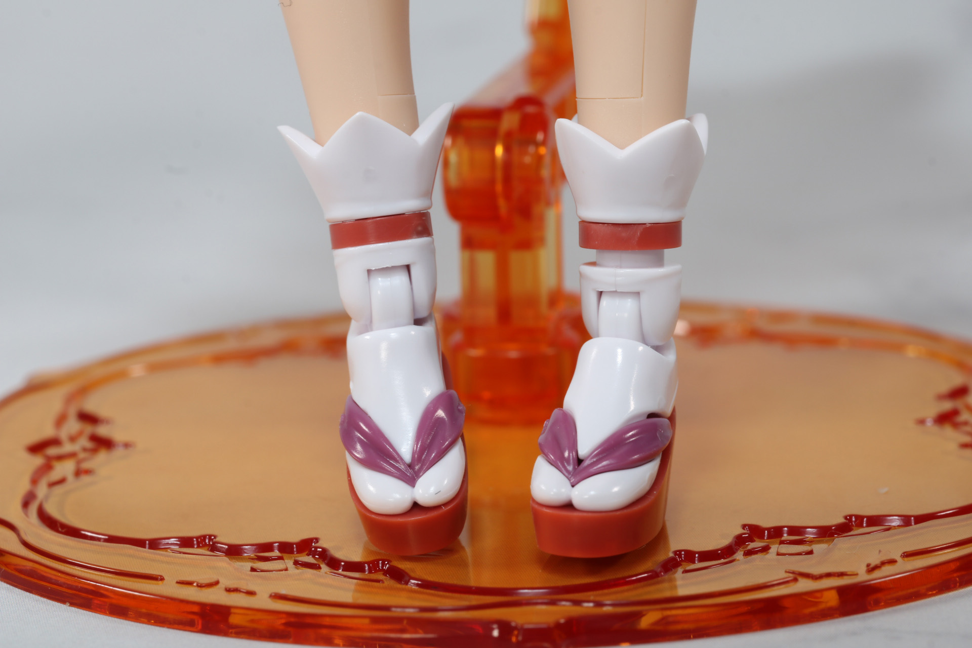 厚みのある下駄に鼻緒も再現