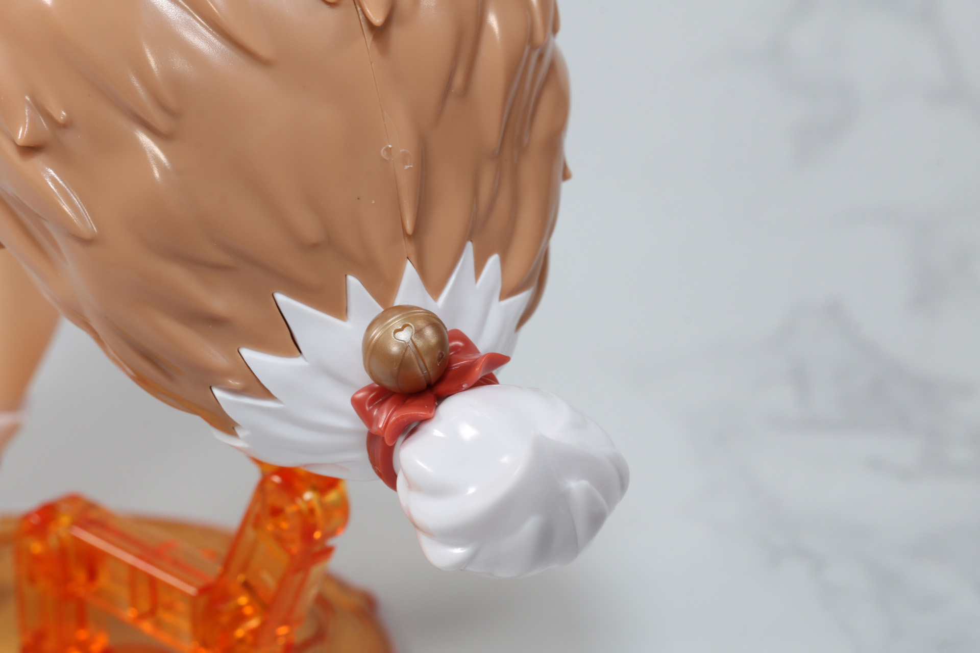 尻尾の先には結った表現に鈴が付いている