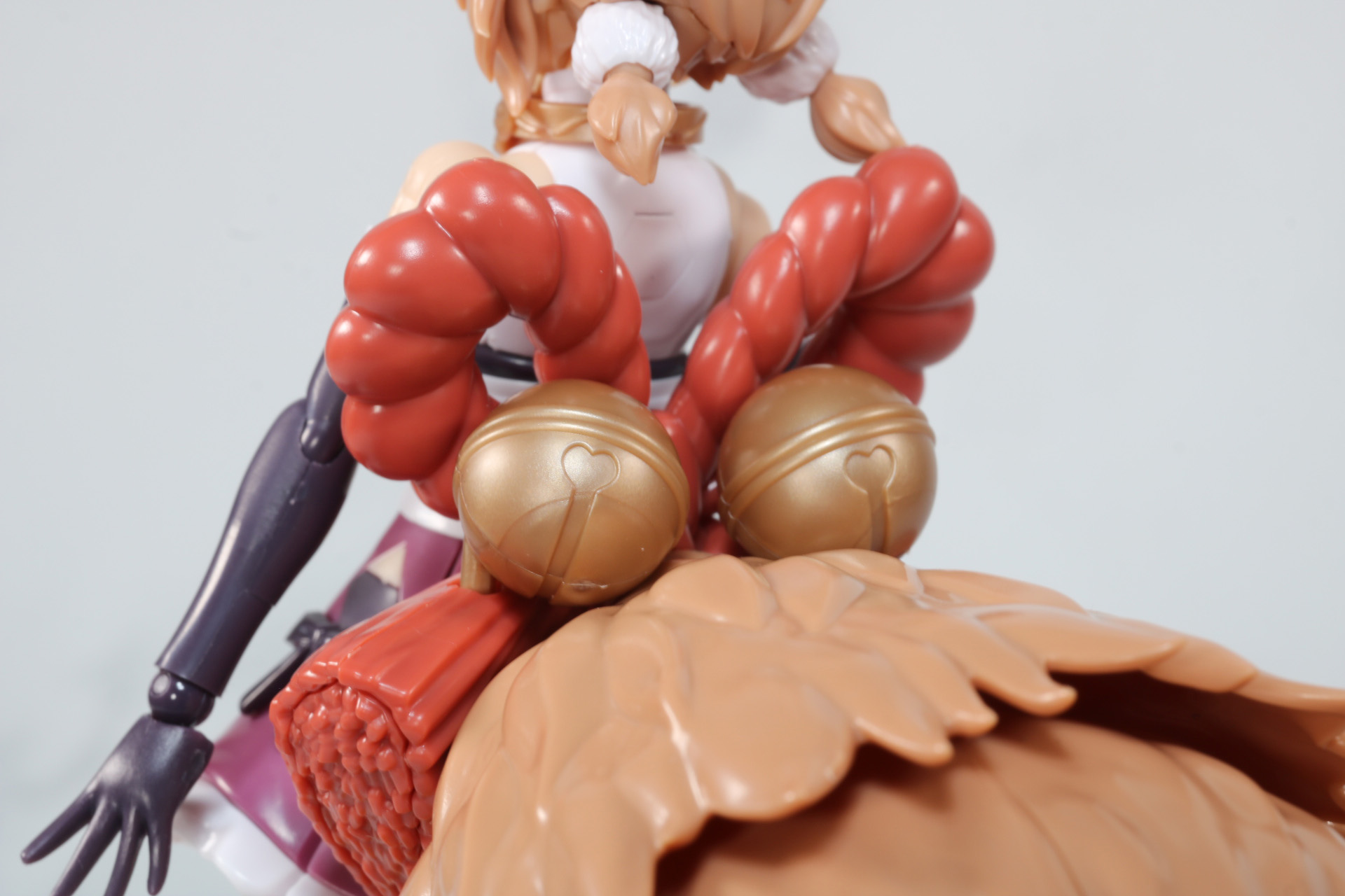 腰元も鈴にしめ縄風のアクセサリで存在感抜群