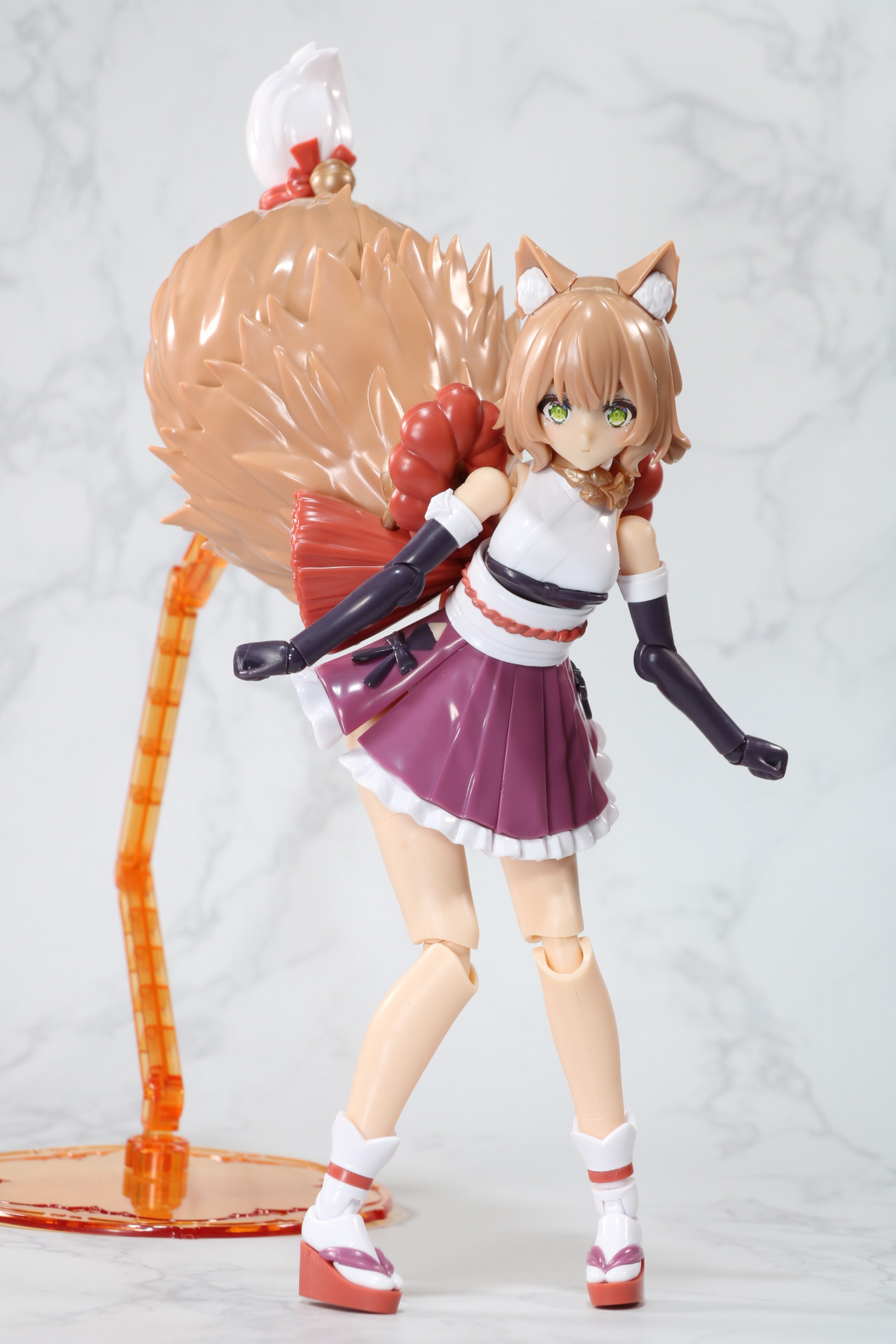 尻尾を逆立てるようなポーズも支柱で支えることで取ることもできる