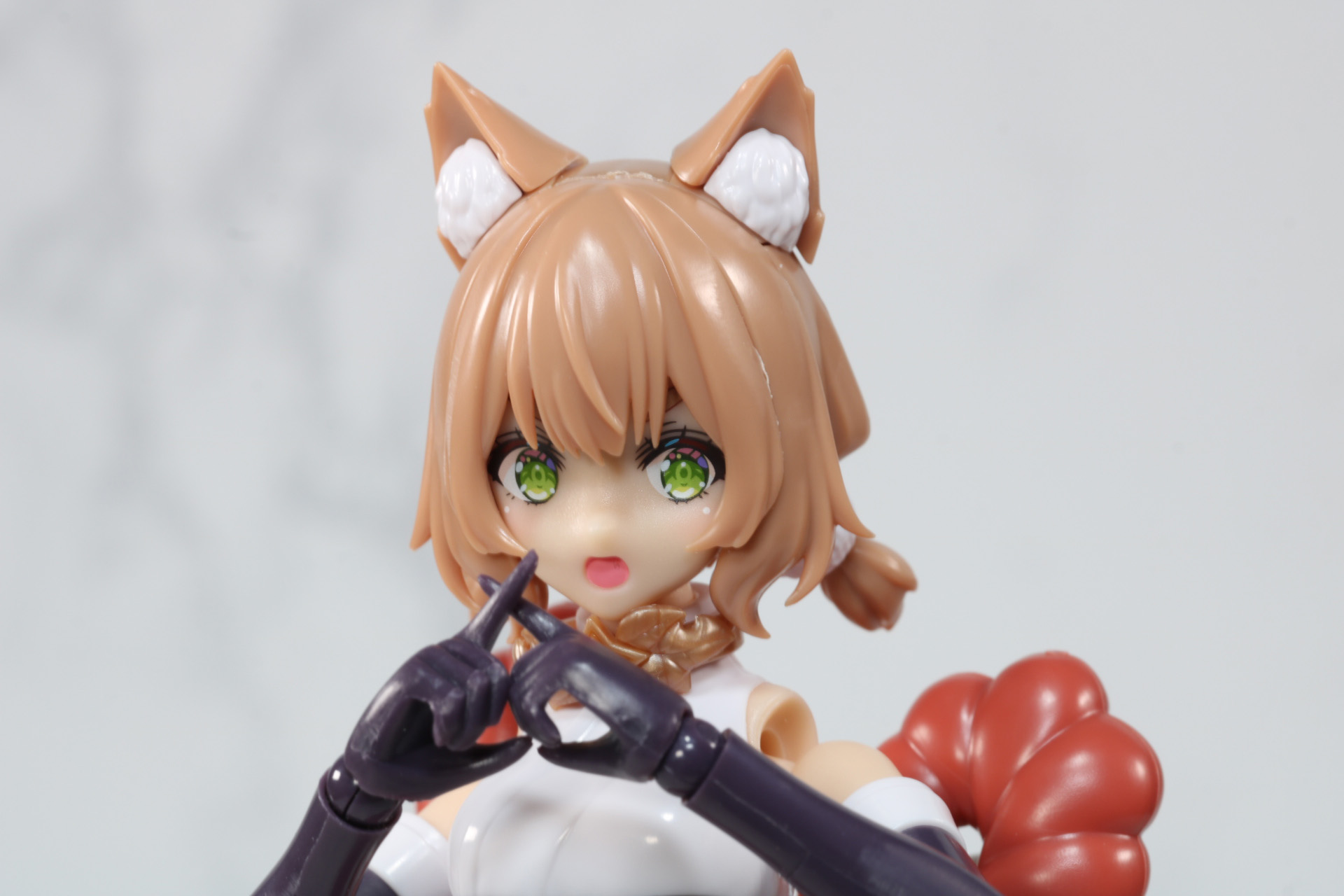 ぺたんと座り込んだ姿勢も取ることができる